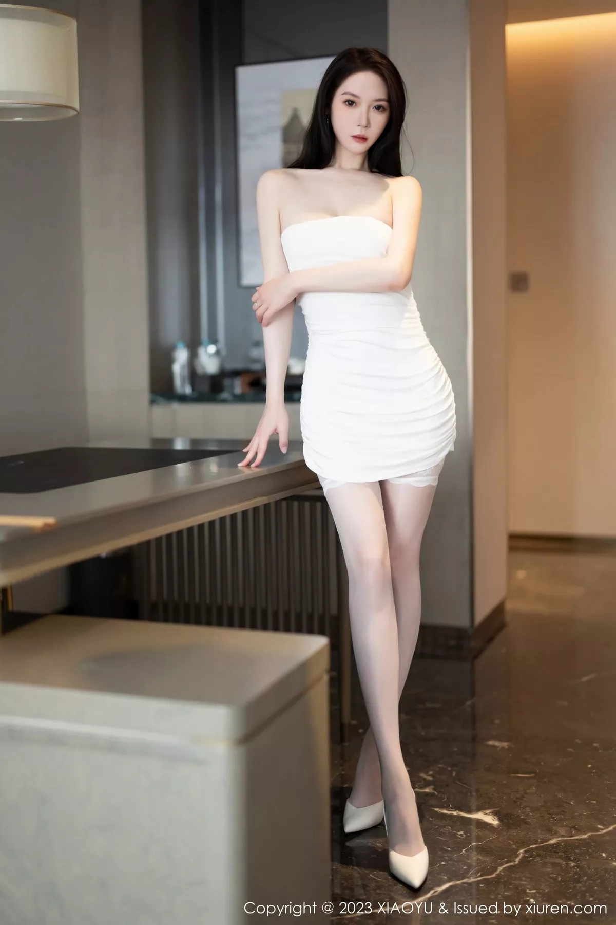 秀人集.com_[XiaoYu画语界]Vol.1099_模特梦心玥白色露肩连衣裙配白丝吊袜秀高挑曼妙身姿诱惑写真91P