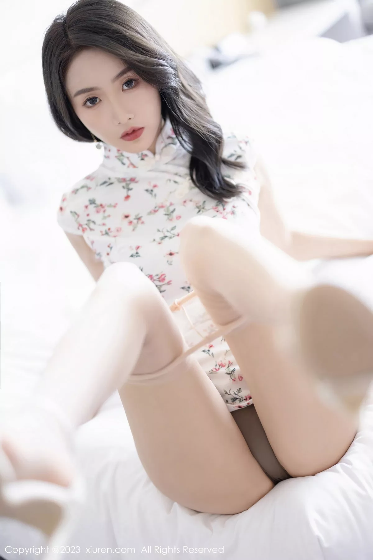 秀人集.com_[XiuRen秀人网]No.7279_模特苏苏阿白色旗袍露咖啡色内衣配原色丝袜秀柔美身姿诱惑写真87P
