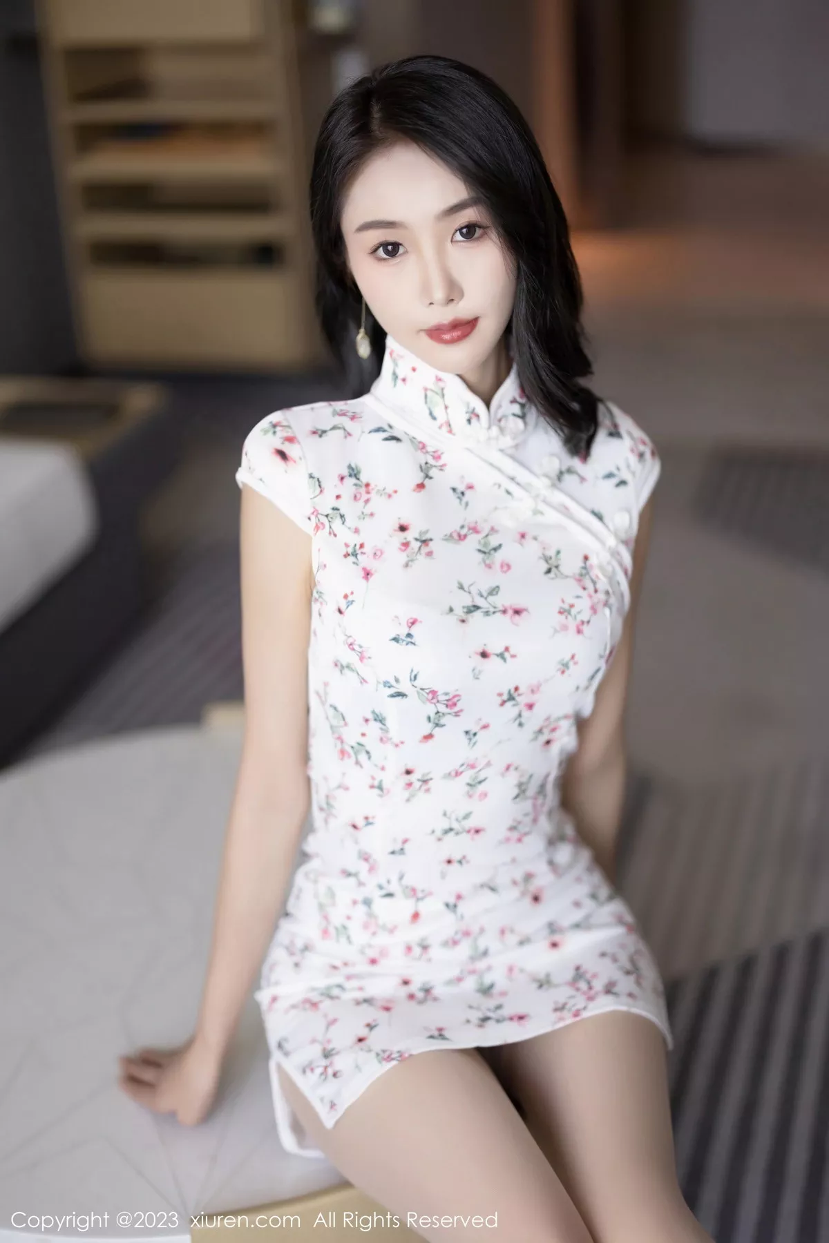 秀人集.com_[XiuRen秀人网]No.7279_模特苏苏阿白色旗袍露咖啡色内衣配原色丝袜秀柔美身姿诱惑写真87P