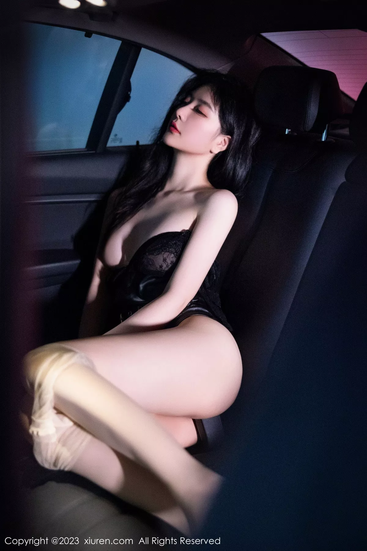 秀人集.com_[XiuRen秀人网]No.7431_女神幼幼车内场景黑色薄纱上衣配黑皮短裙露闪亮肉丝诱惑写真83P