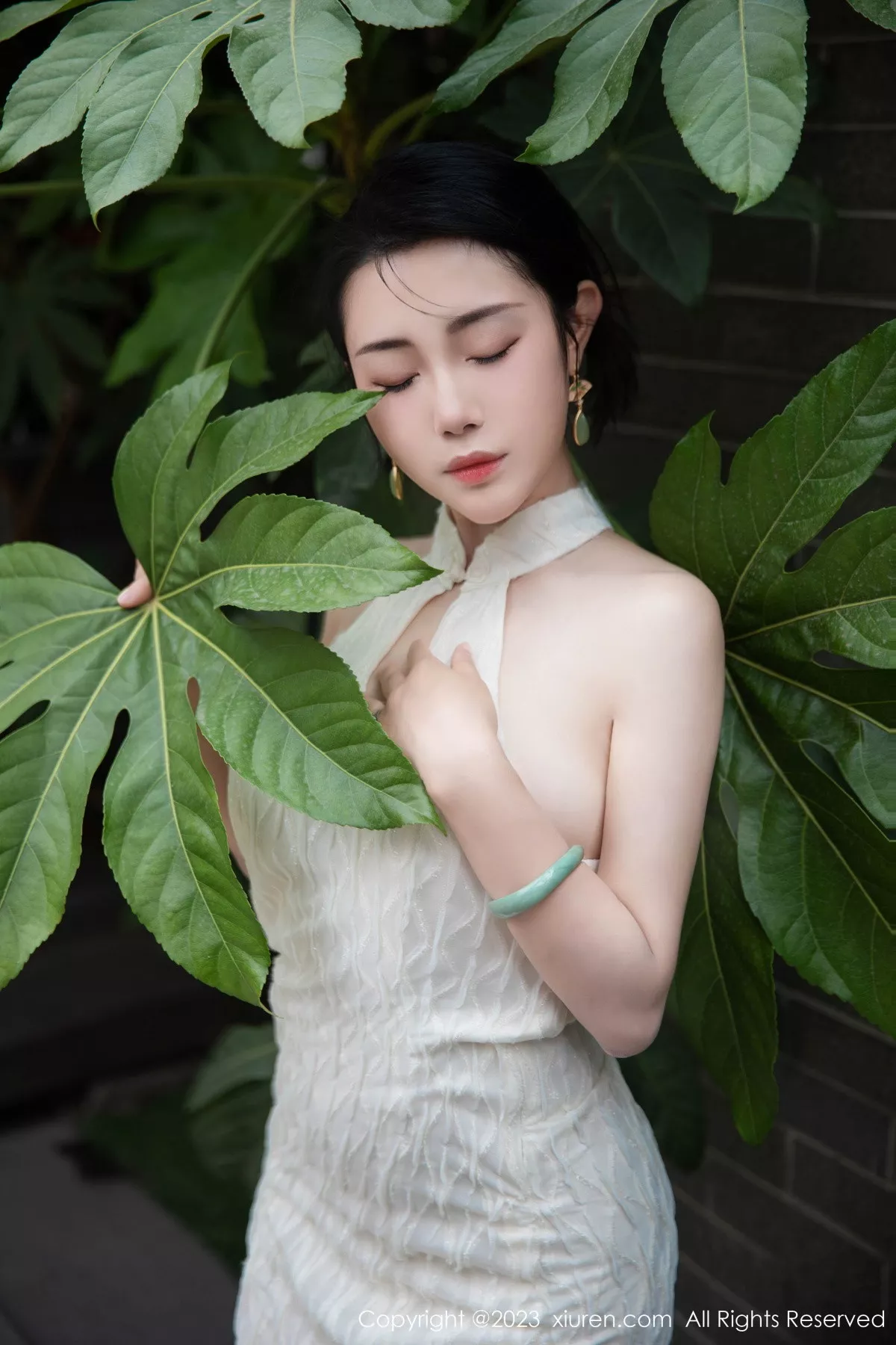 秀人集.com_[XiuRen秀人网]No.7435_模特严利娅Yuliya性感白色旗袍服饰秀婀娜身姿完美诱惑写真71P
