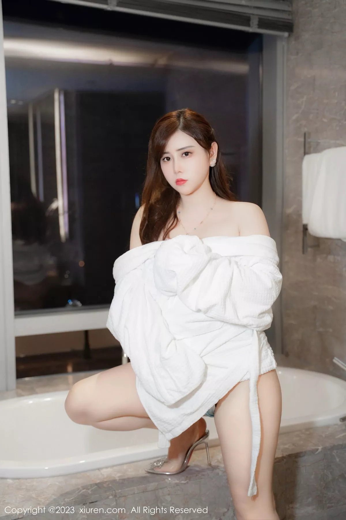 秀人集.com_[XiuRen秀人网]No.7450_模特王婉悠Queen性感白色浴袍露蓝色内衣秀丰腴身姿诱惑写真45P