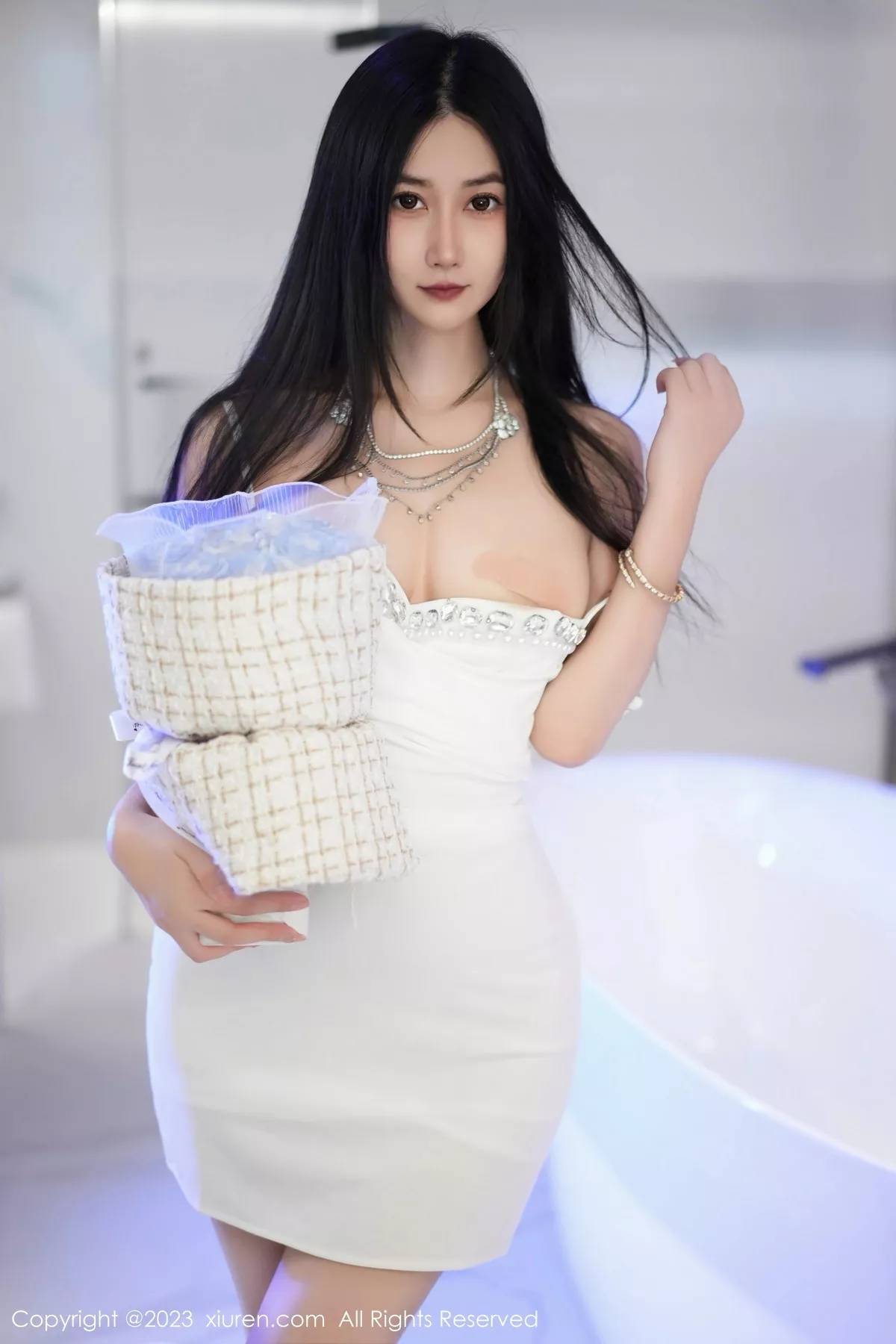 秀人集.com_[XiuRen秀人网]No.7447_模特laura阿姣性感白色吊带短裙配白色高跟秀完美身材迷人写真77P