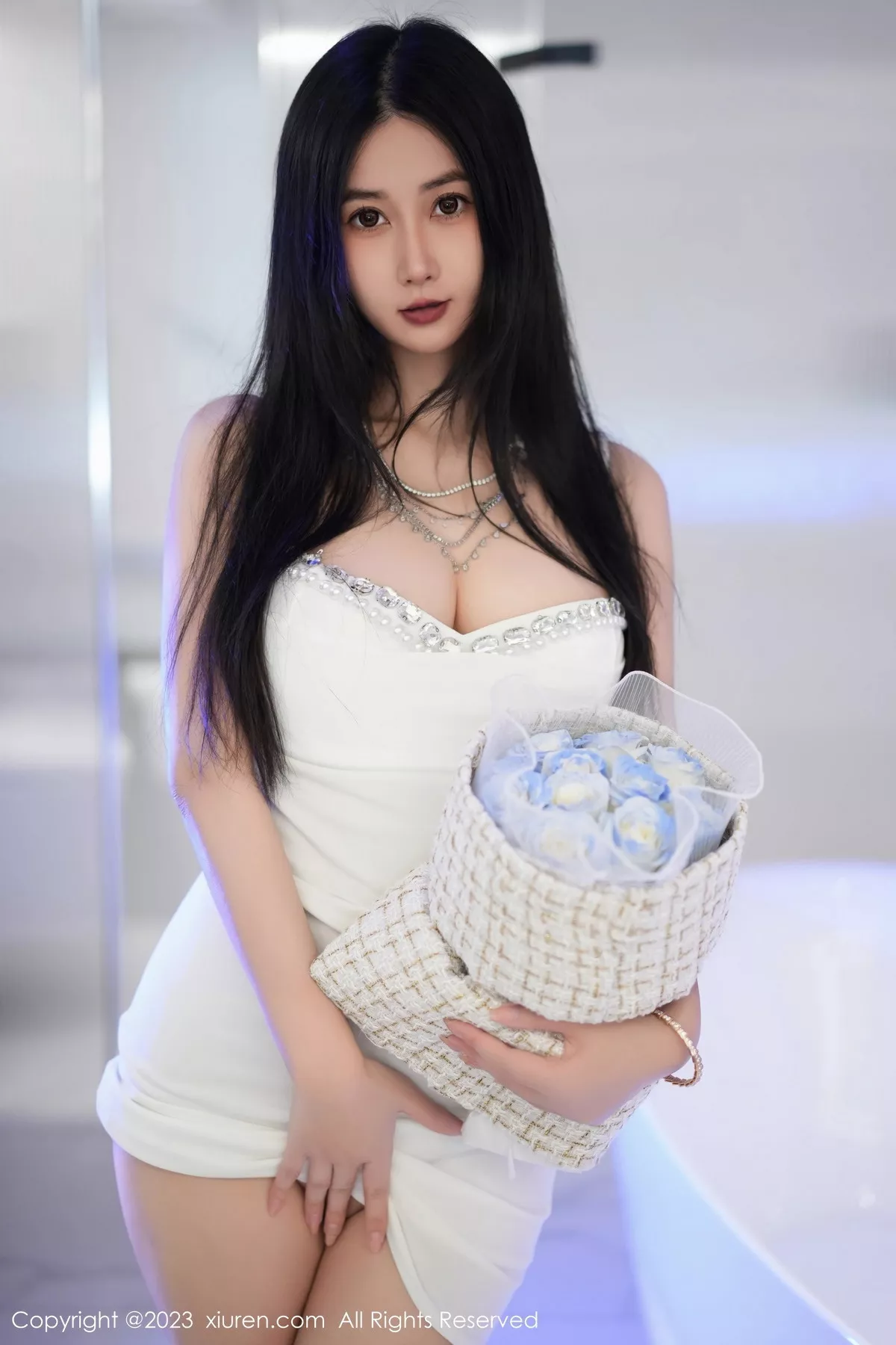 秀人集.com_[XiuRen秀人网]No.7447_模特laura阿姣性感白色吊带短裙配白色高跟秀完美身材迷人写真77P