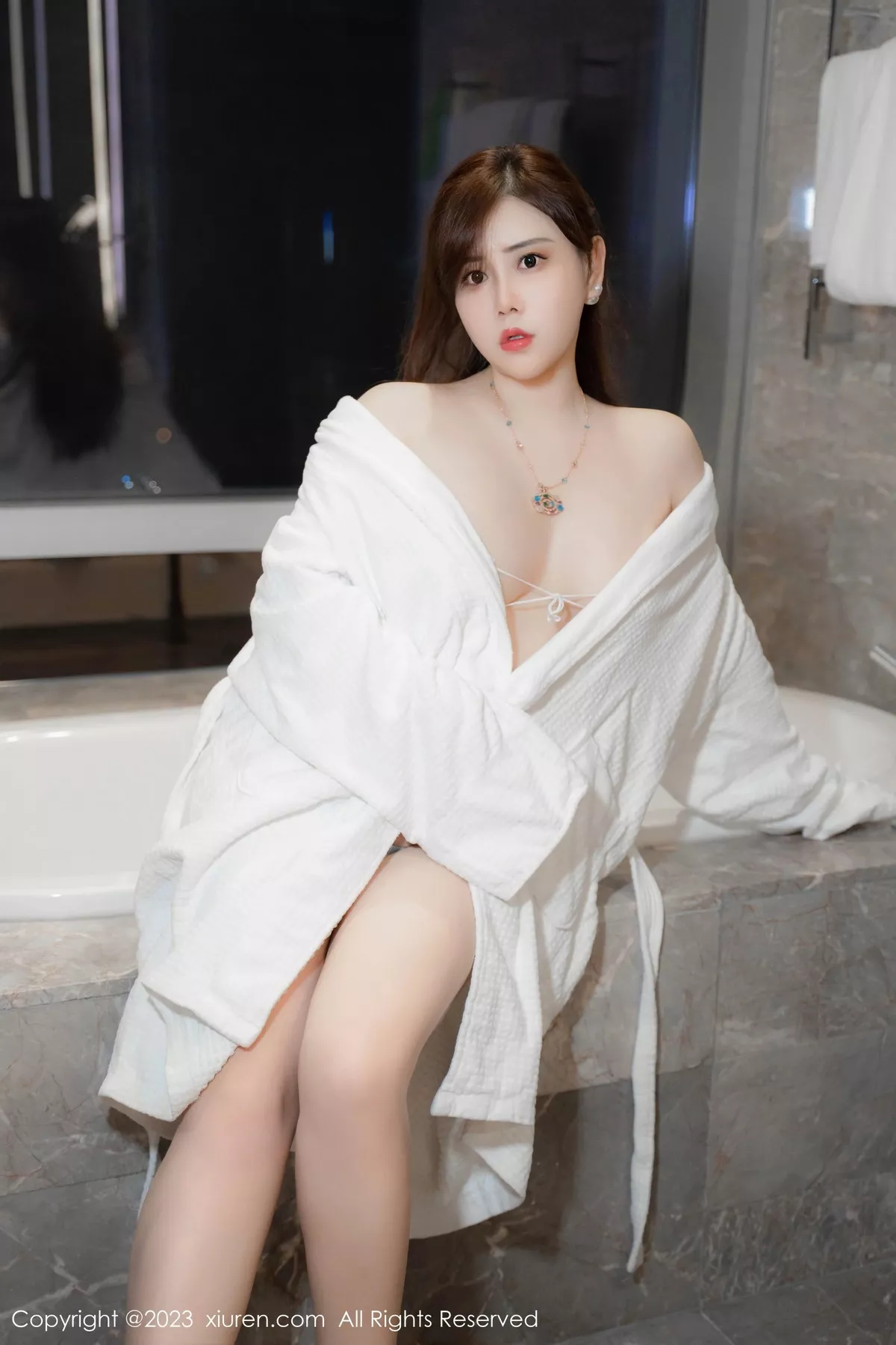 秀人集.com_[XiuRen秀人网]No.7450_模特王婉悠Queen性感白色浴袍露蓝色内衣秀丰腴身姿诱惑写真45P