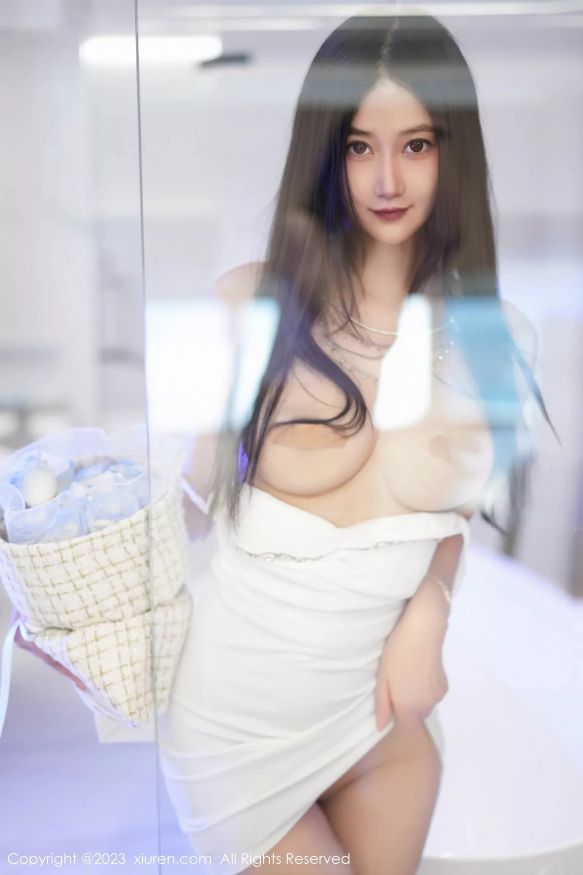 秀人集.com_[XiuRen秀人网]No.7447_模特laura阿姣性感白色吊带短裙配白色高跟秀完美身材迷人写真77P