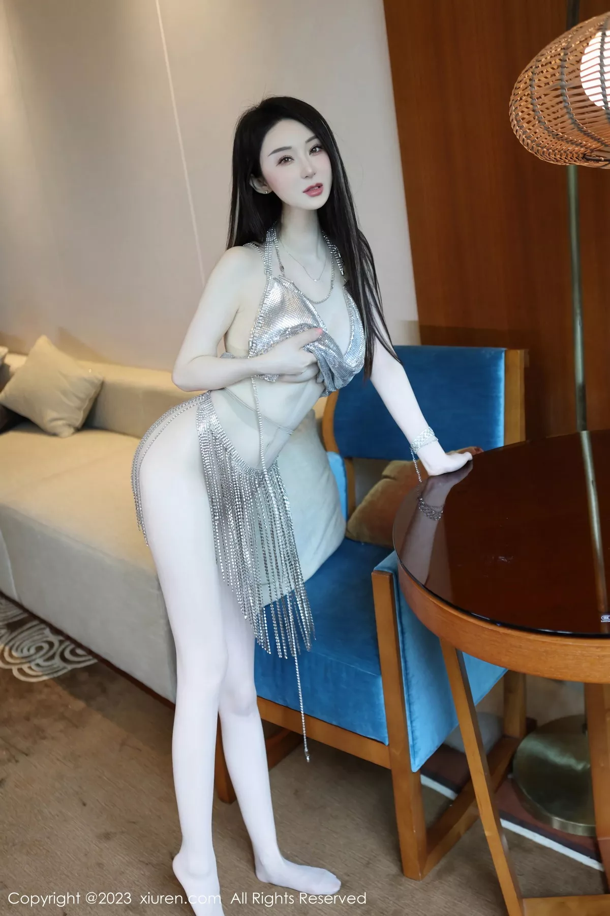 秀人集.com_[XiuRen秀人网]No.7483_新人模特田兮白性感银白吊带裙配原色丝袜秀丰腴身姿诱惑写真70P