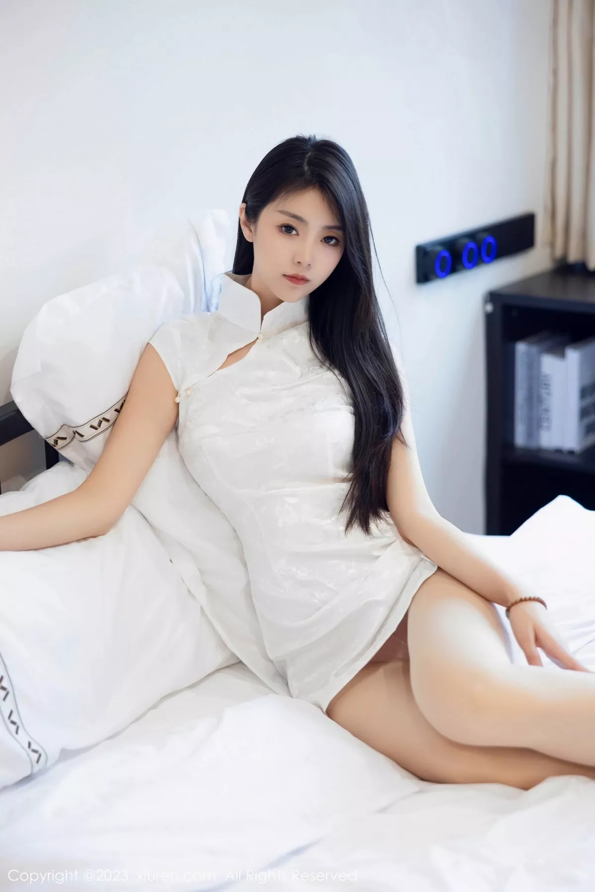 秀人集.com_[XiuRen秀人网]No.7493_模特可乐Vicky性感白色短款旗袍配原色丝袜秀翘臀美腿诱惑写真78P