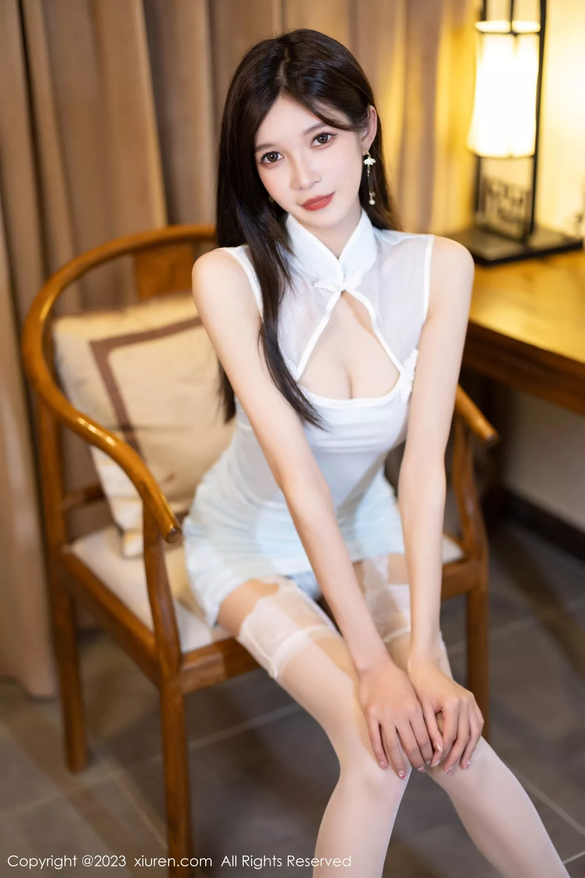 秀人集.com_[XiuRen秀人网]No.7404_模特程程程性感白色短旗袍露白色蕾丝内衣配白丝吊袜诱惑写真84P