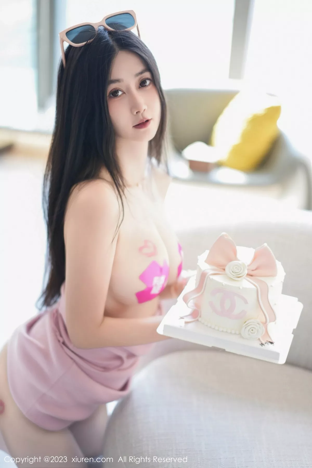秀人集.com_[XiuRen秀人网]No.7533_模特laura阿姣性感粉色连衣裙配白丝袜半脱秀惹火身材诱惑写真67P
