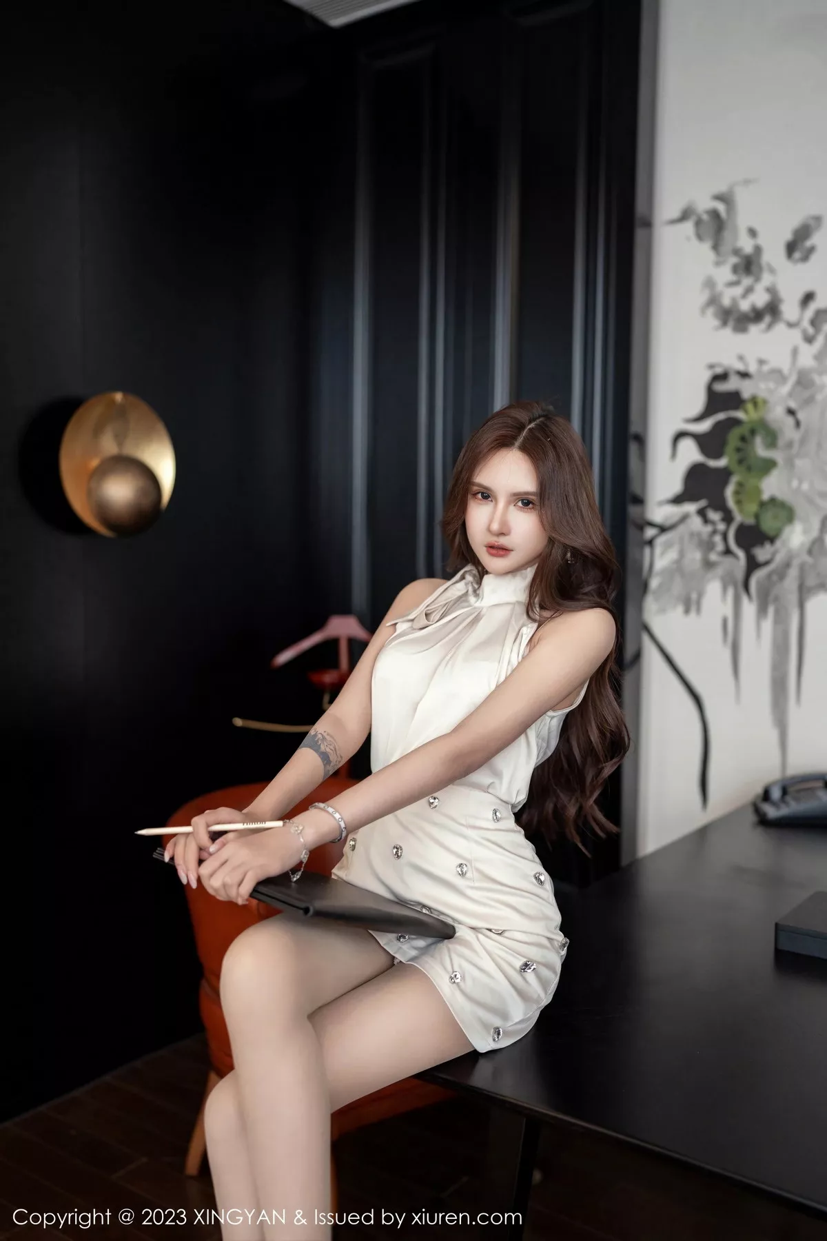 秀人集.com_[XINGYAN星颜社]VOL.213_女神Emily尹菲性感浅色珍珠白套装露粉色蕾丝内衣惹火诱惑写真81P