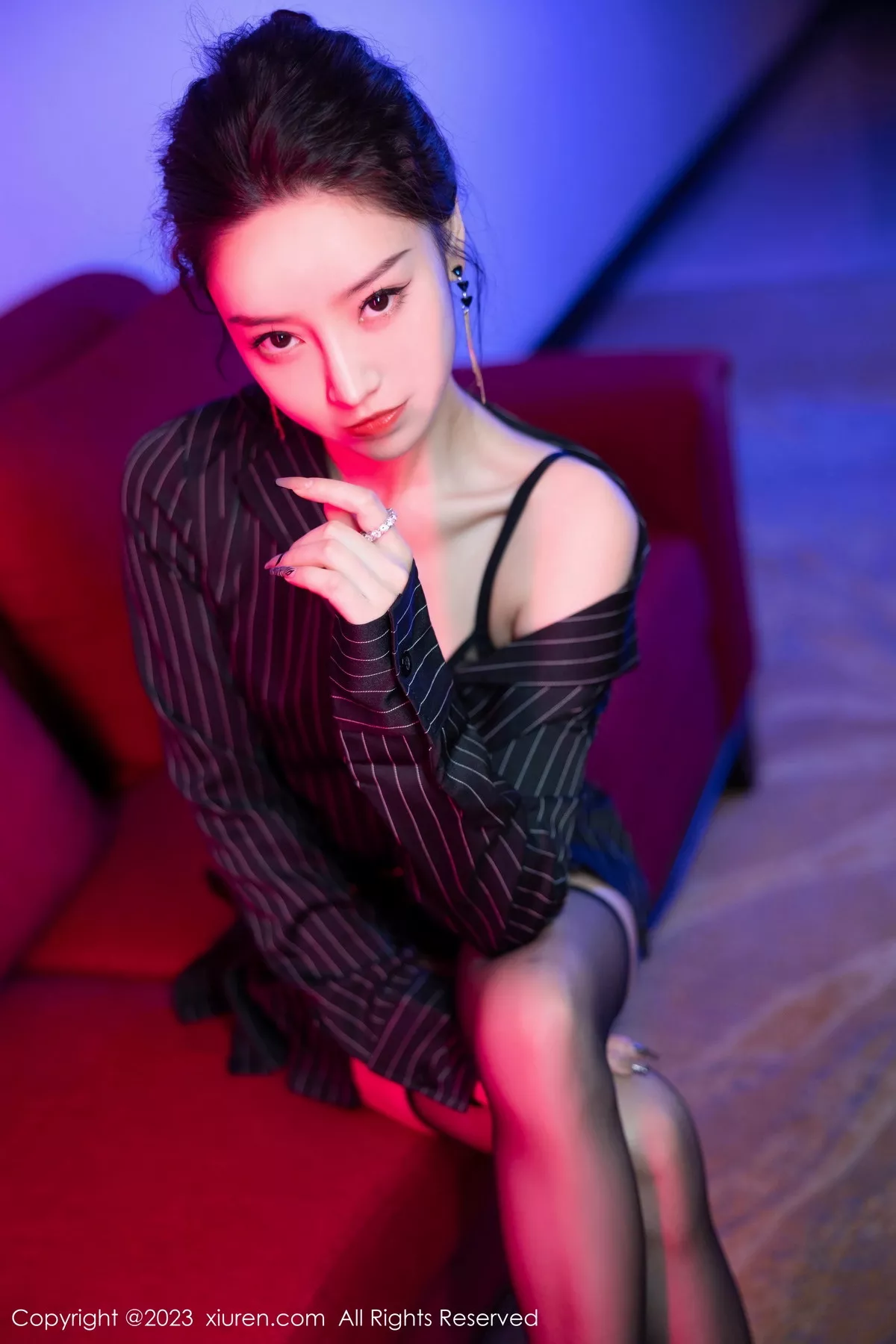 秀人集.com_[XiuRen秀人网]No.7611_模特苏曼兮黑色条纹衬衫露黑色内衣配黑丝吊袜秀翘臀诱惑写真90P