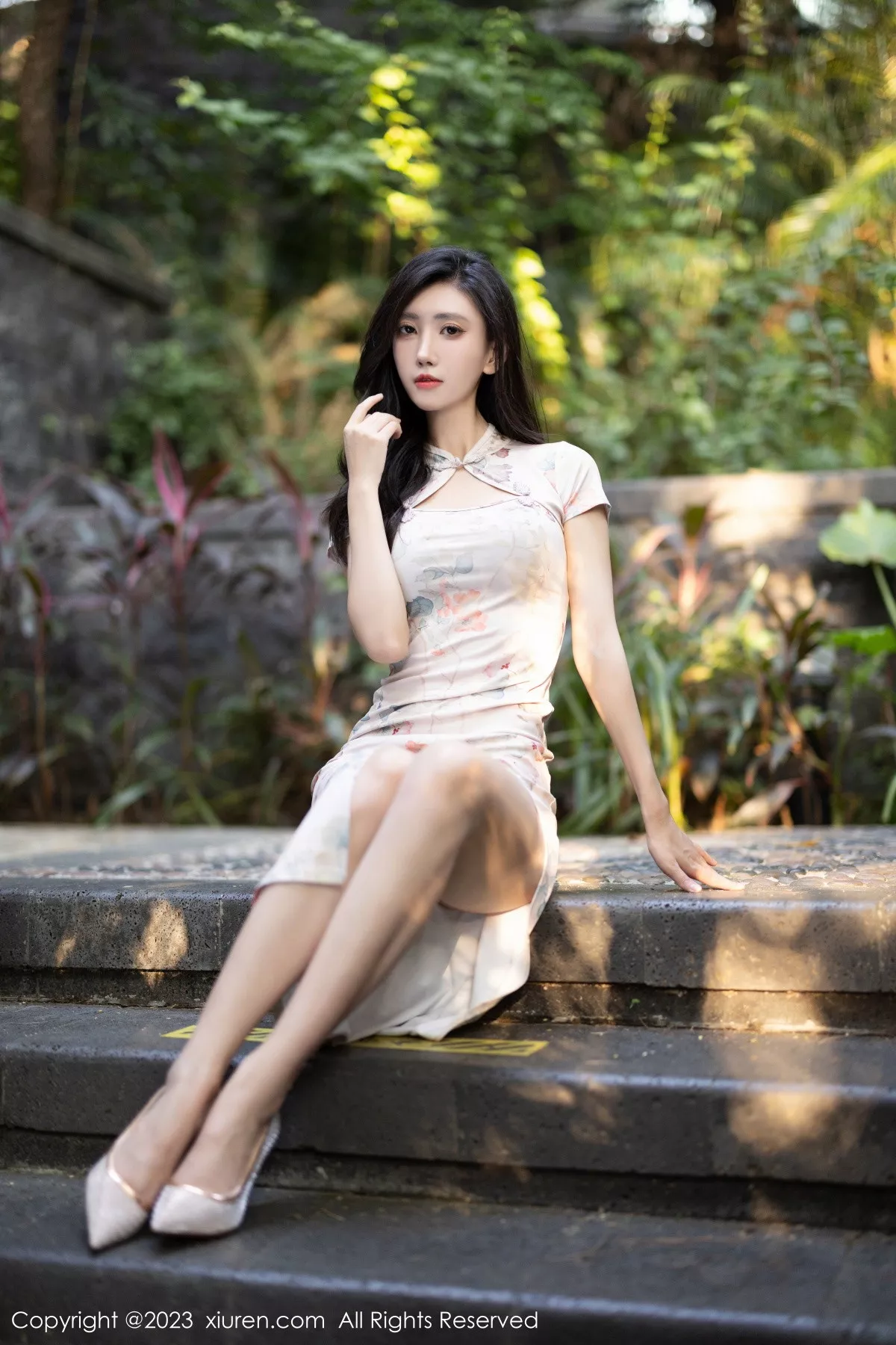 秀人集.com_[XiuRen秀人网]No.7631_模特章芃芃性感浅色旗袍+黑色蕾丝情趣服秀曼妙身姿诱惑写真100P