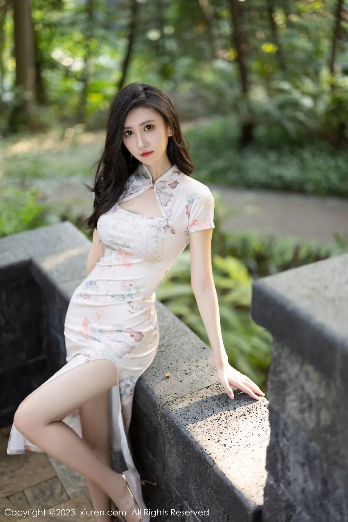 秀人集.com_[XiuRen秀人网]No.7631_模特章芃芃性感浅色旗袍+黑色蕾丝情趣服秀曼妙身姿诱惑写真100P