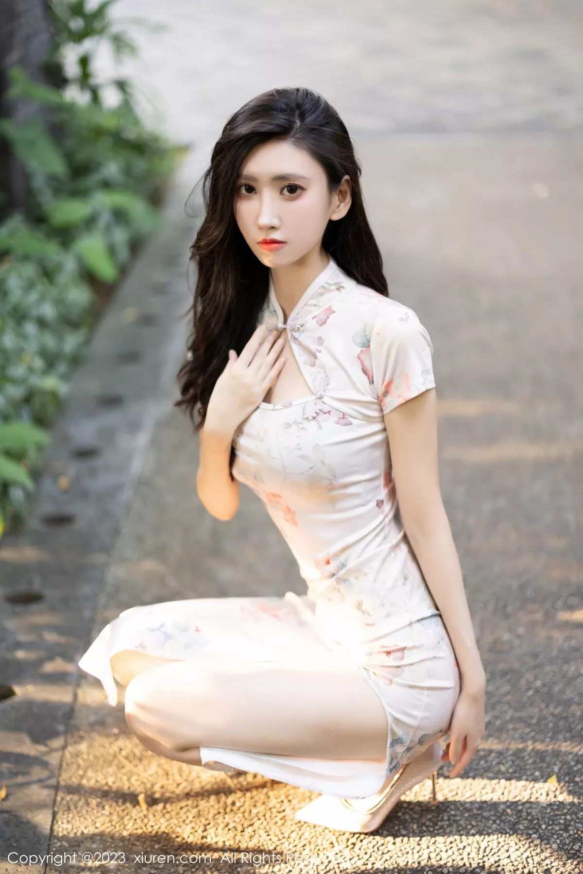 秀人集.com_[XiuRen秀人网]No.7631_模特章芃芃性感浅色旗袍+黑色蕾丝情趣服秀曼妙身姿诱惑写真100P