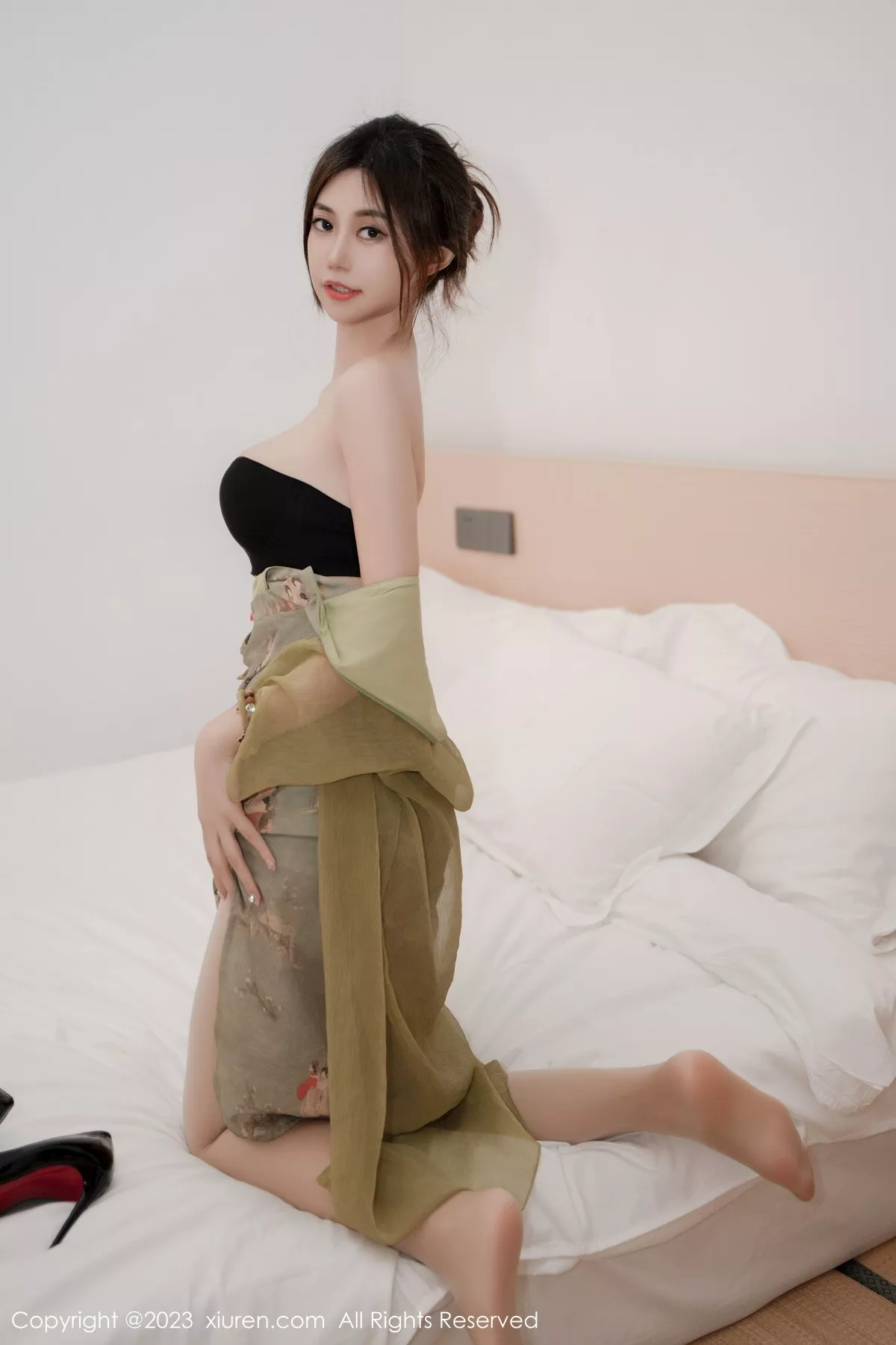 秀人集.com_[XiuRen秀人网]No.7646_女神绮里嘉ula性感灰绿旗袍服饰配超薄肉丝秀完美身材诱惑写真103P