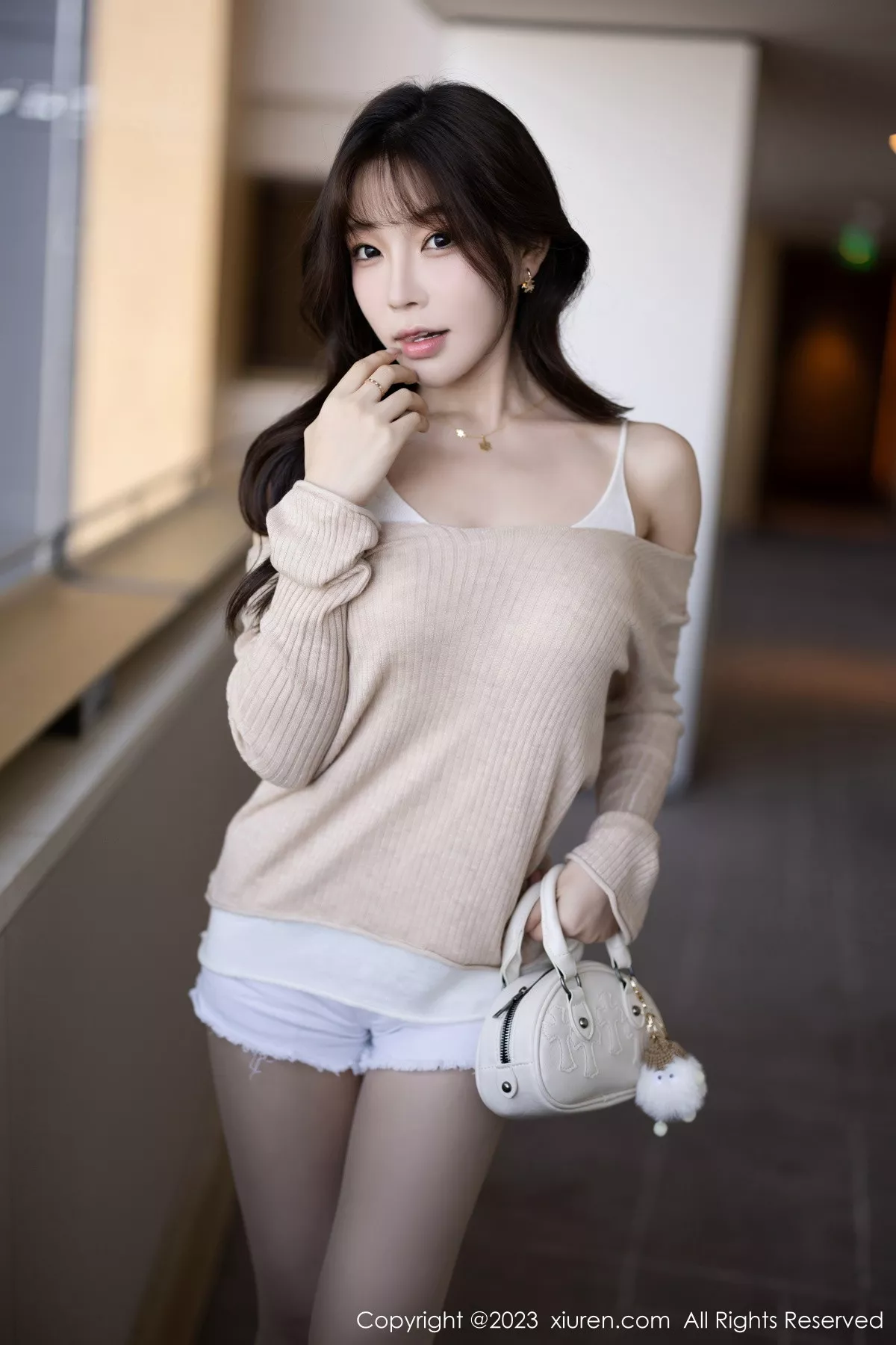 秀人集.com_[XiuRen秀人网]No.7647_女神徐莉芝Booty性感暖灰色上衣配白色短裤秀曼妙身姿诱惑写真82P