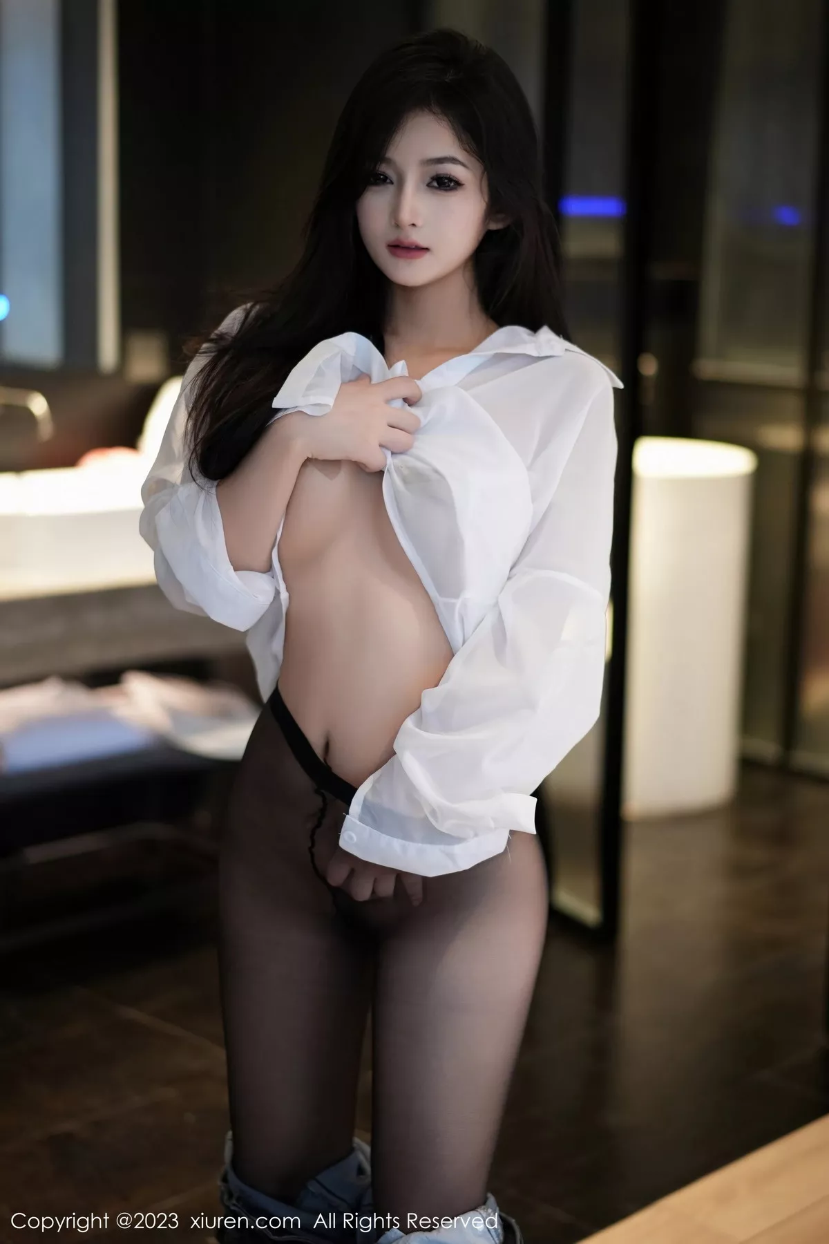 秀人集.com_[XiuRen秀人网]No.7645_模特谭小灵性感白T配简约牛仔裤露超薄黑丝秀惹火身材诱惑写真106P