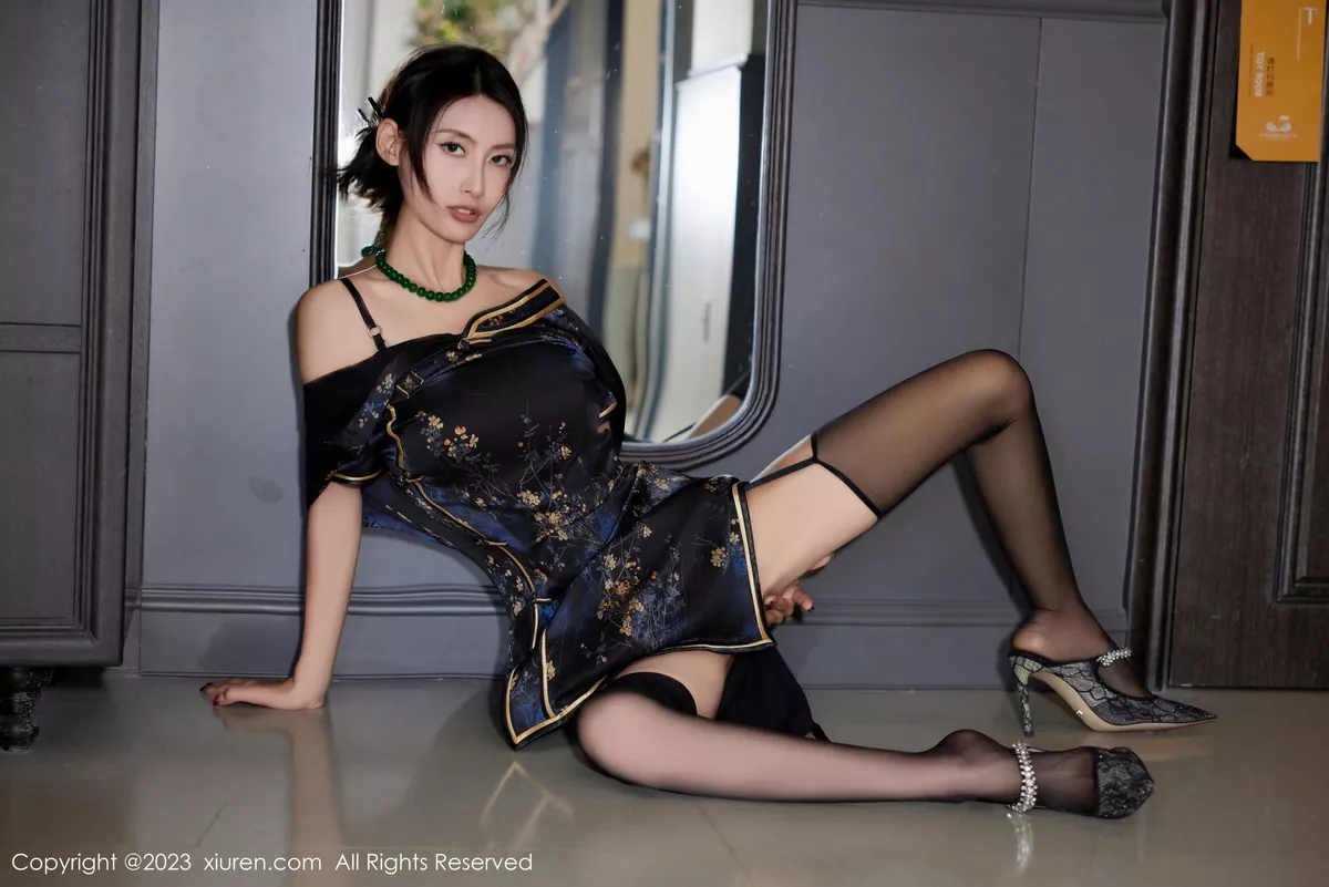 秀人集.com_[XiuRen秀人网]No.7656_模特Lingyu69性感深色旗袍服饰露黑色内衣配黑丝吊袜诱惑写真61P