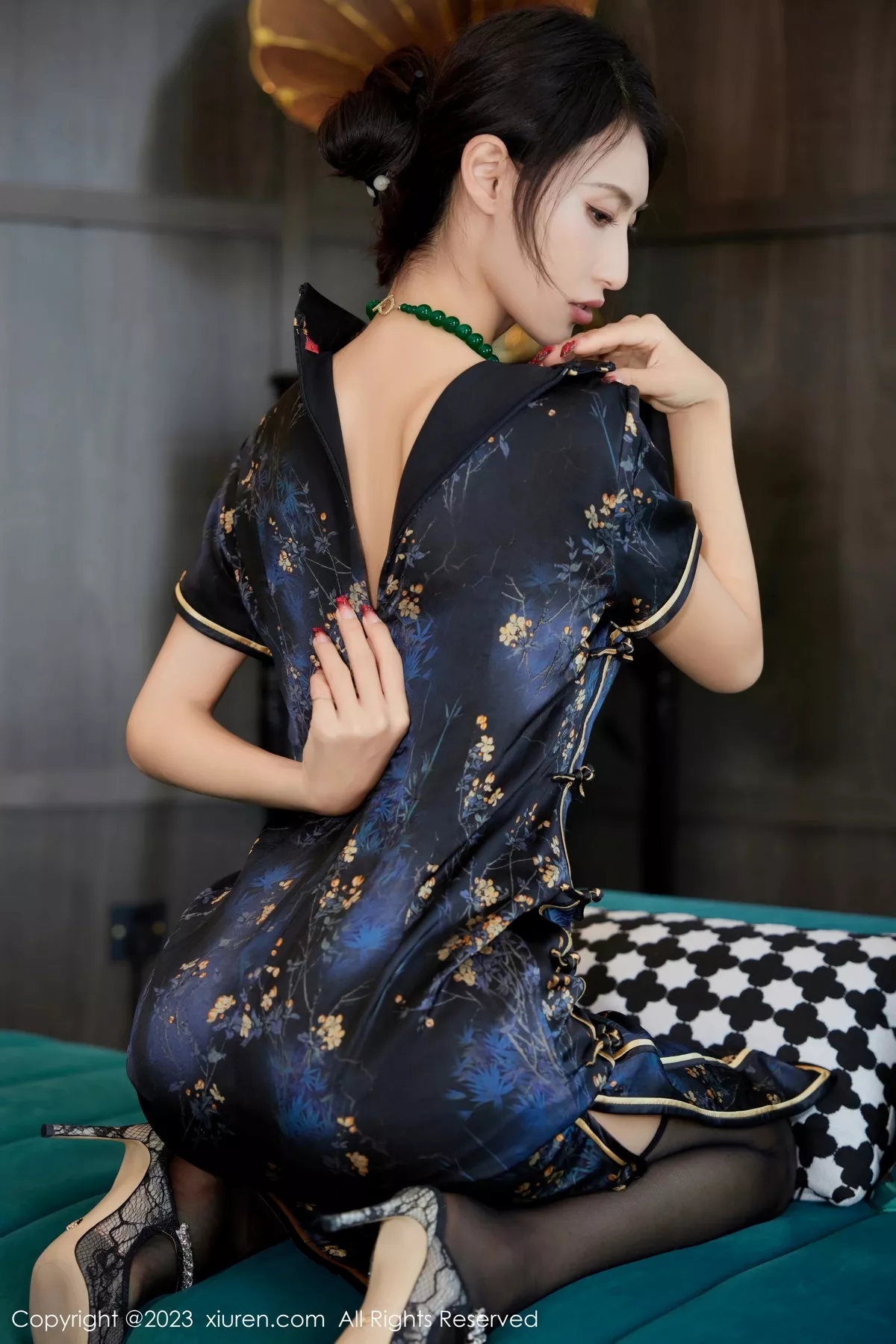 秀人集.com_[XiuRen秀人网]No.7656_模特Lingyu69性感深色旗袍服饰露黑色内衣配黑丝吊袜诱惑写真61P