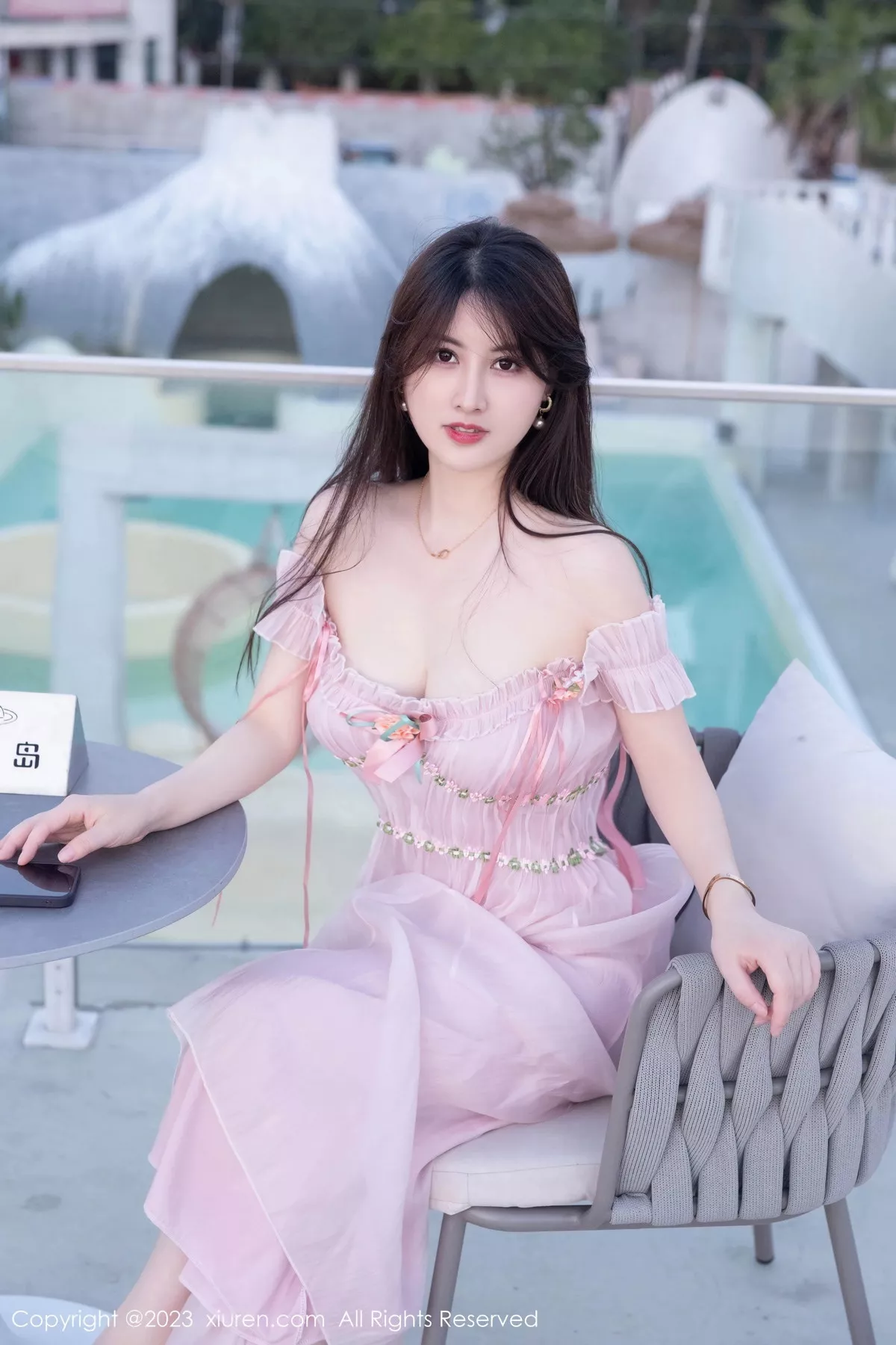 秀人集.com_[XiuRen秀人网]No.7666_模特诗诗kiki性感粉色低胸裙露粉色蕾丝内衣秀丰腴身姿诱惑写真82P
