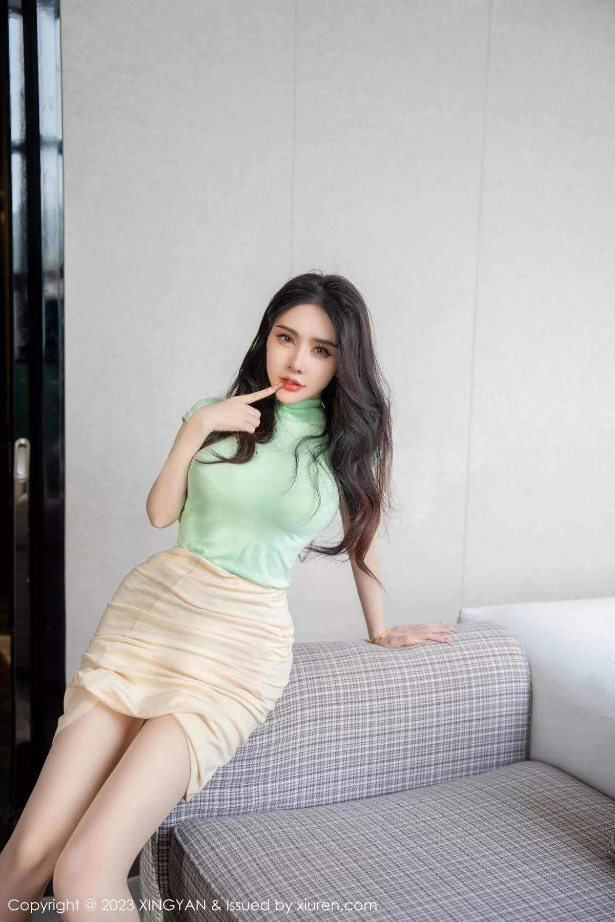 秀人集.com_[XINGYAN星颜社]VOL.215_女神潘娇娇性感果绿上衣配浅色短裙露浅色内衣秀豪乳诱惑写真77P