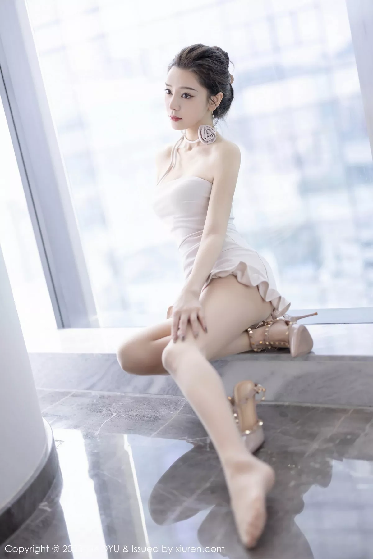秀人集.com_[XiaoYu画语界]Vol.1132_模特苏曼兮性感白色露肩裙配超薄无内肉丝秀丰腴美臀诱惑写真81P