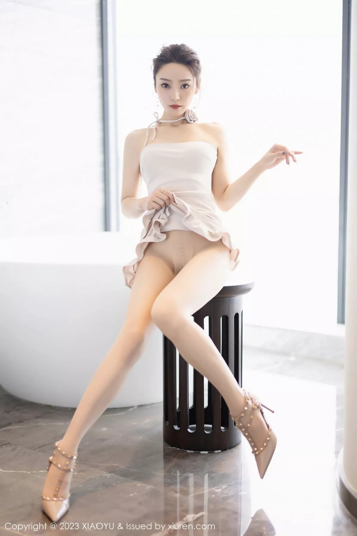 秀人集.com_[XiaoYu画语界]Vol.1132_模特苏曼兮性感白色露肩裙配超薄无内肉丝秀丰腴美臀诱惑写真81P