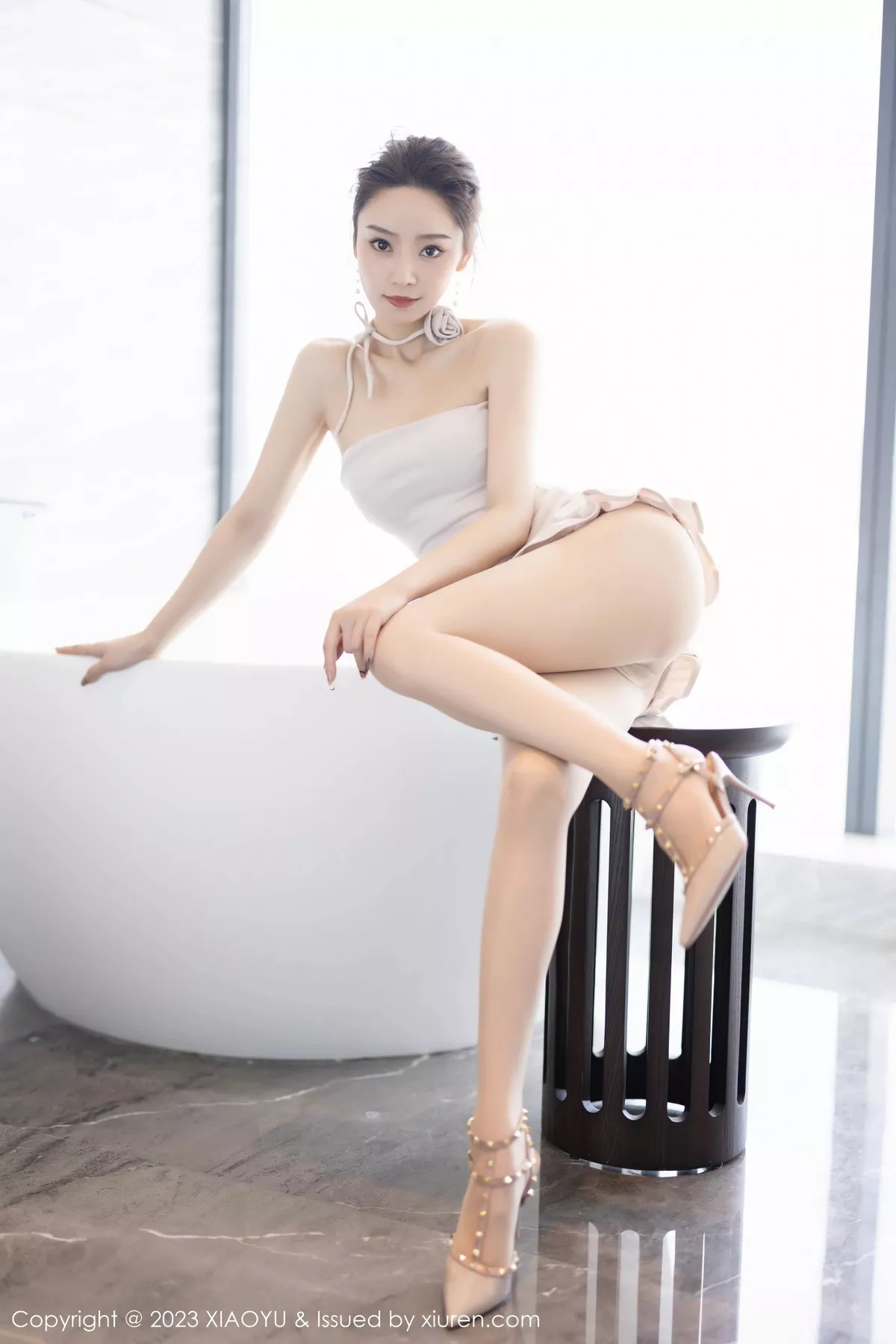 秀人集.com_[XiaoYu画语界]Vol.1132_模特苏曼兮性感白色露肩裙配超薄无内肉丝秀丰腴美臀诱惑写真81P