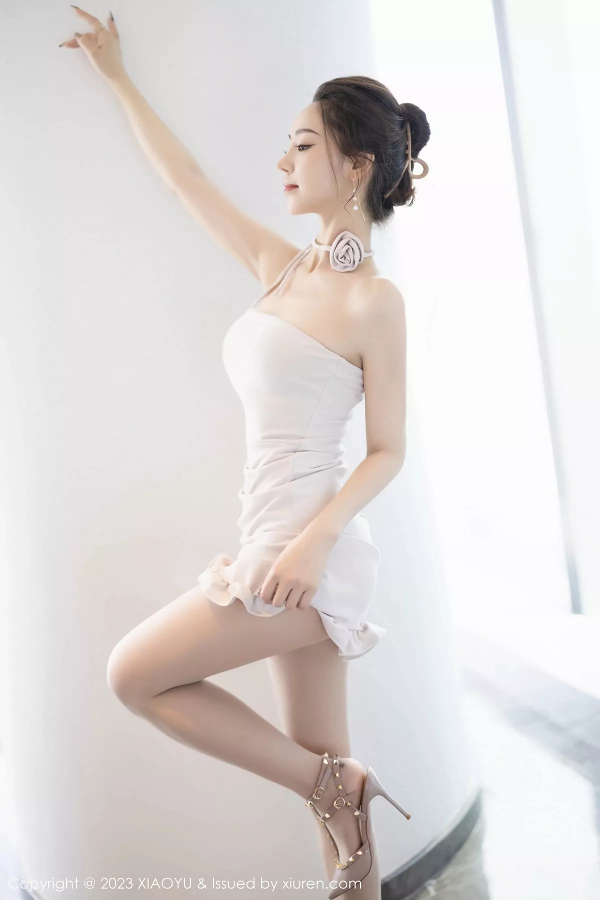 秀人集.com_[XiaoYu画语界]Vol.1132_模特苏曼兮性感白色露肩裙配超薄无内肉丝秀丰腴美臀诱惑写真81P