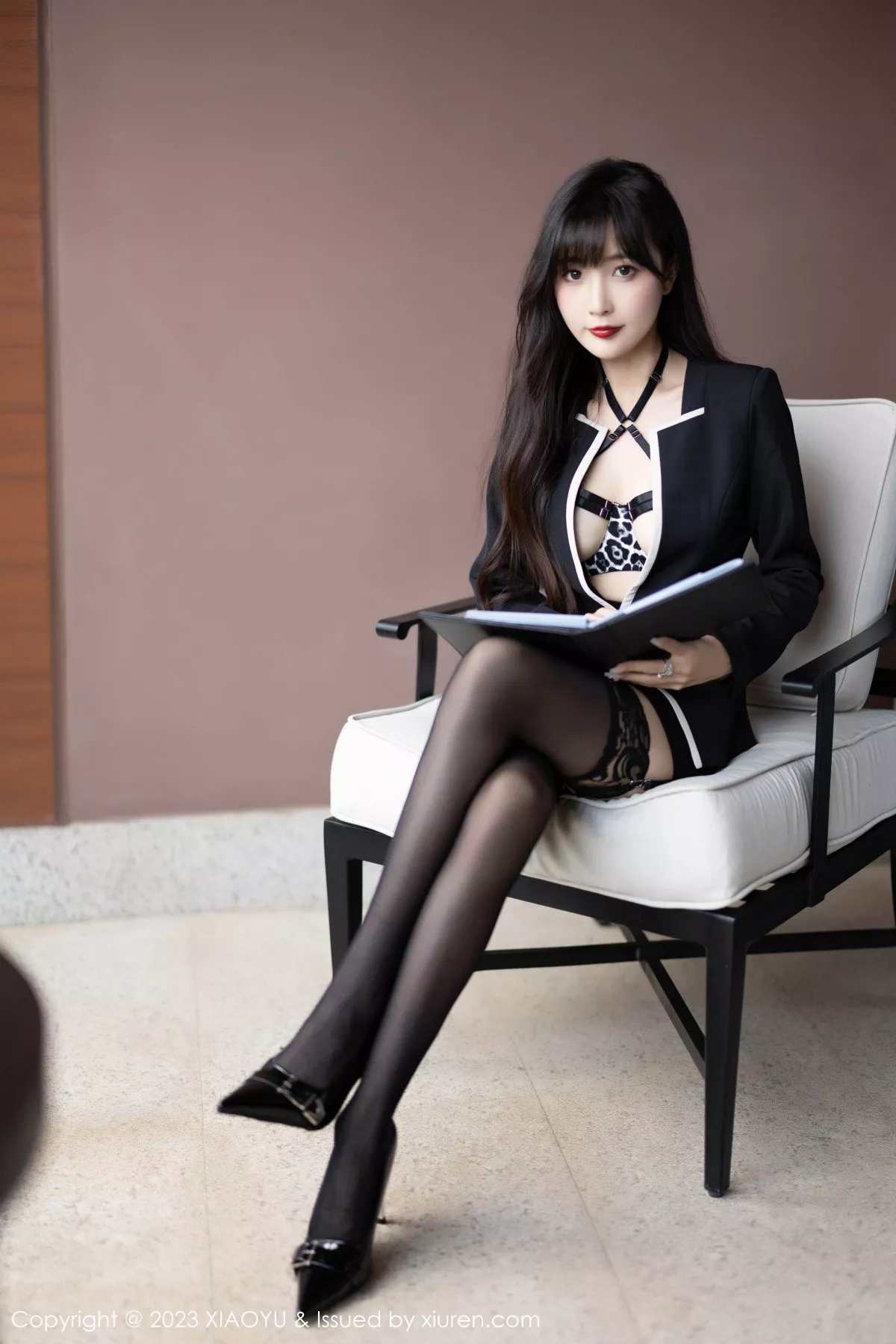 秀人集.com_[XiaoYu画语界]Vol.1149_模特林星阑脱黑色上衣露性感黑色情趣服饰配黑丝吊袜魅惑写真85P