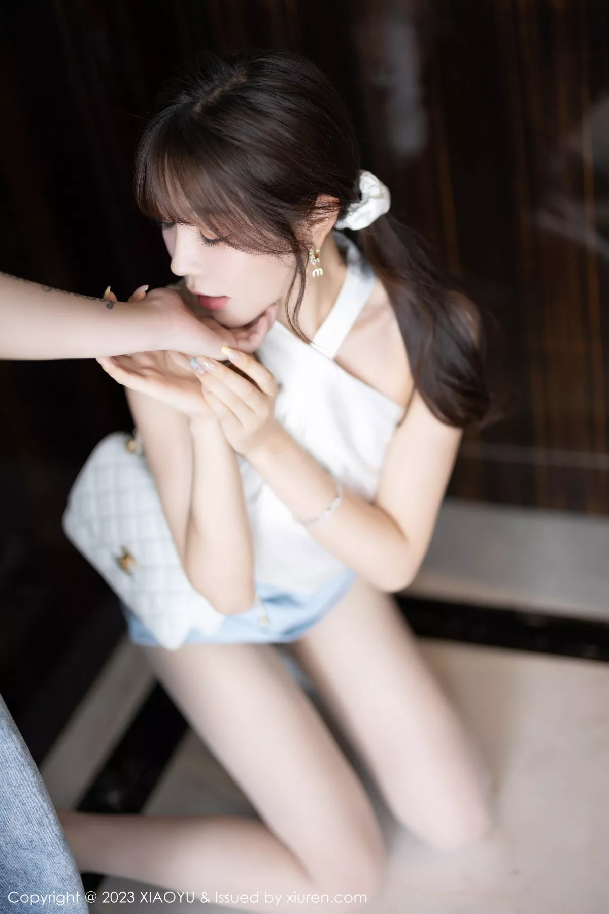 秀人集.com_[XiaoYu画语界]Vol.1155_女神徐莉芝Booty白色上衣配短裙露开档白丝秀曼妙身姿诱惑写真81P