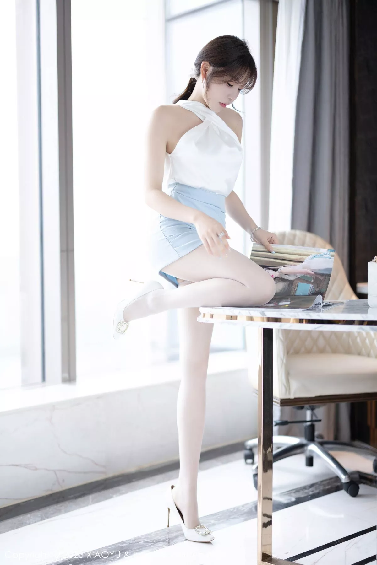 秀人集.com_[XiaoYu画语界]Vol.1155_女神徐莉芝Booty白色上衣配短裙露开档白丝秀曼妙身姿诱惑写真81P