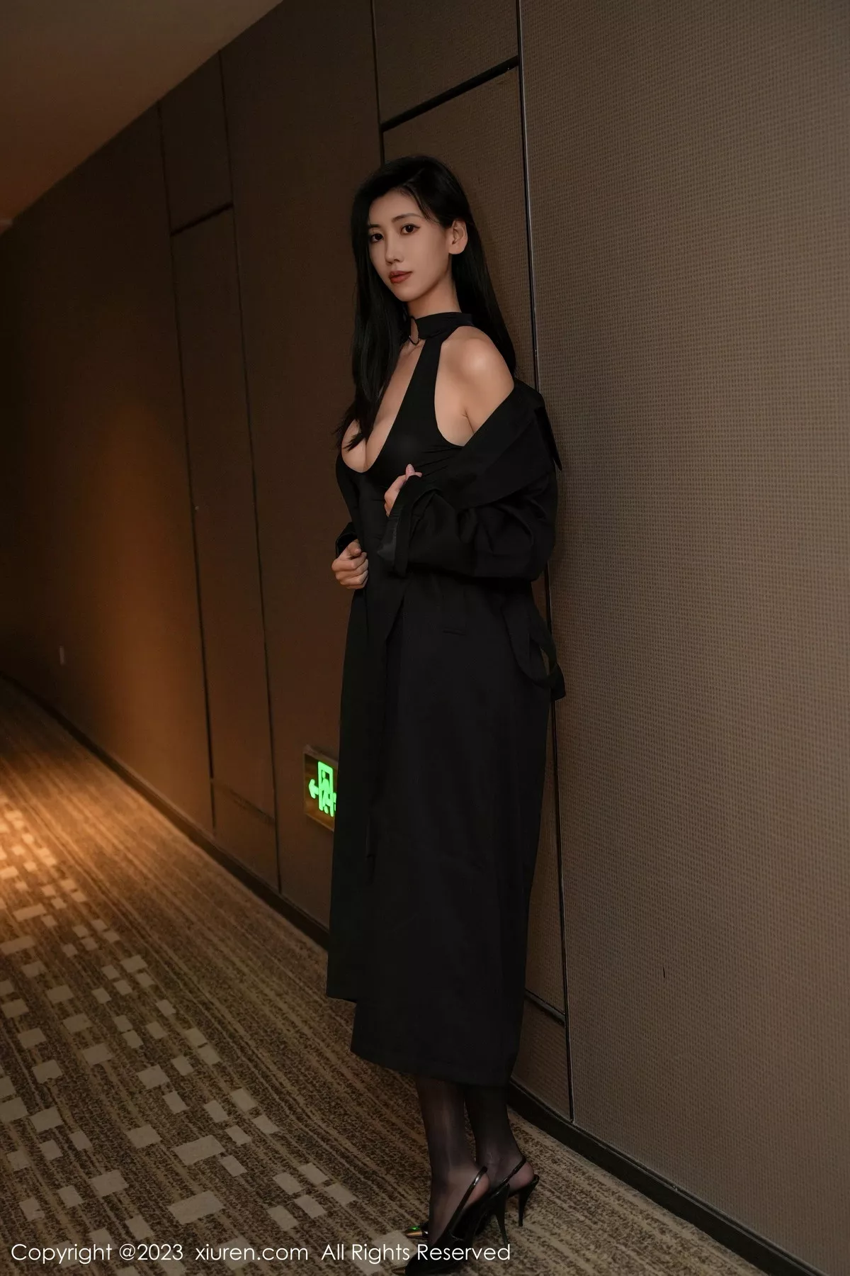 秀人集.com_[XiuRen秀人网]No.7701_模特章芃芃性感黑色服饰配闪亮开档黑丝秀翘臀美腿迷人诱惑写真81P