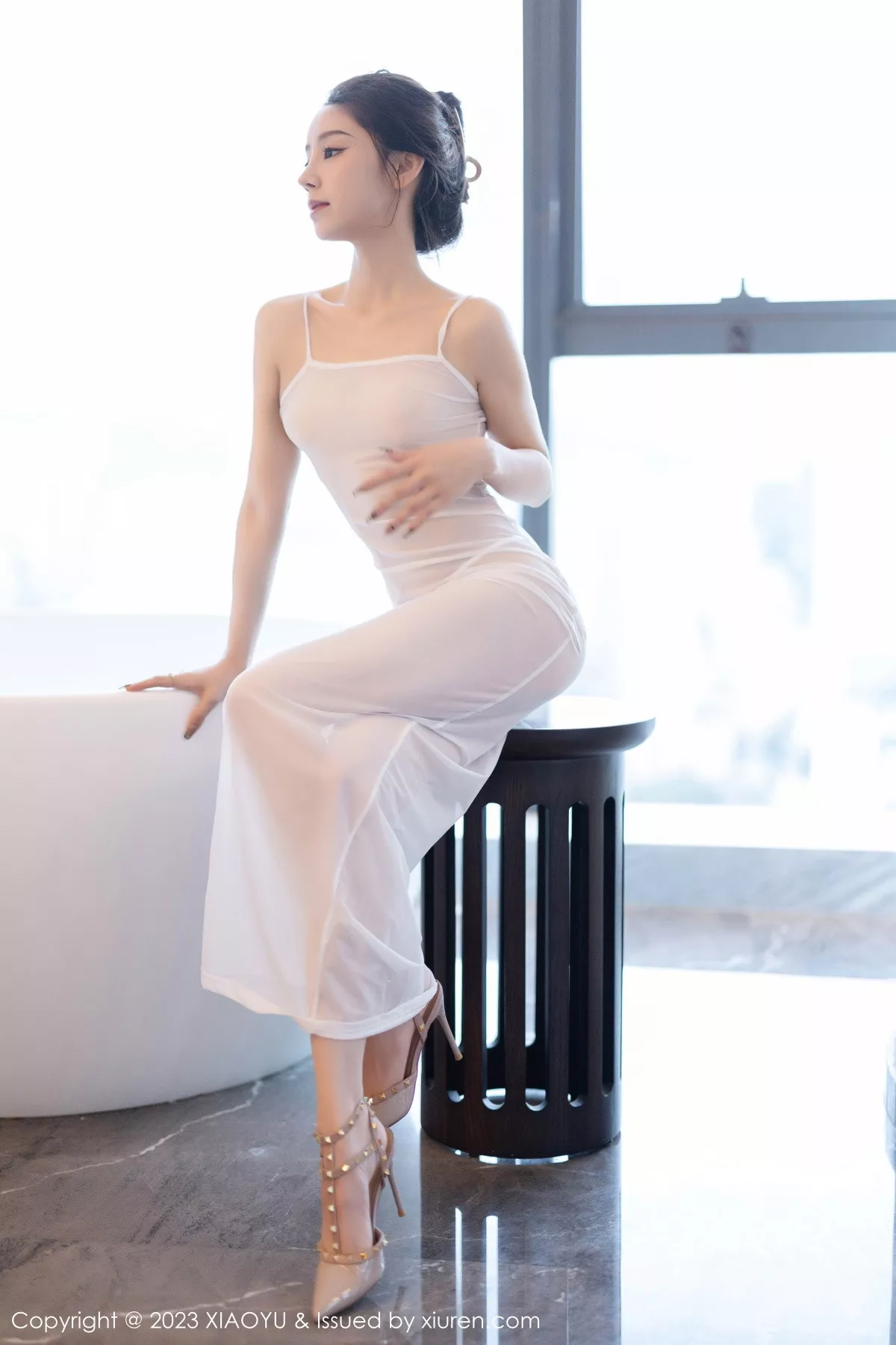 秀人集.com_[XiaoYu画语界]Vol.1152_模特苏曼兮性感米色服饰配白色丝袜+白色薄纱长裙迷人诱惑写真83P