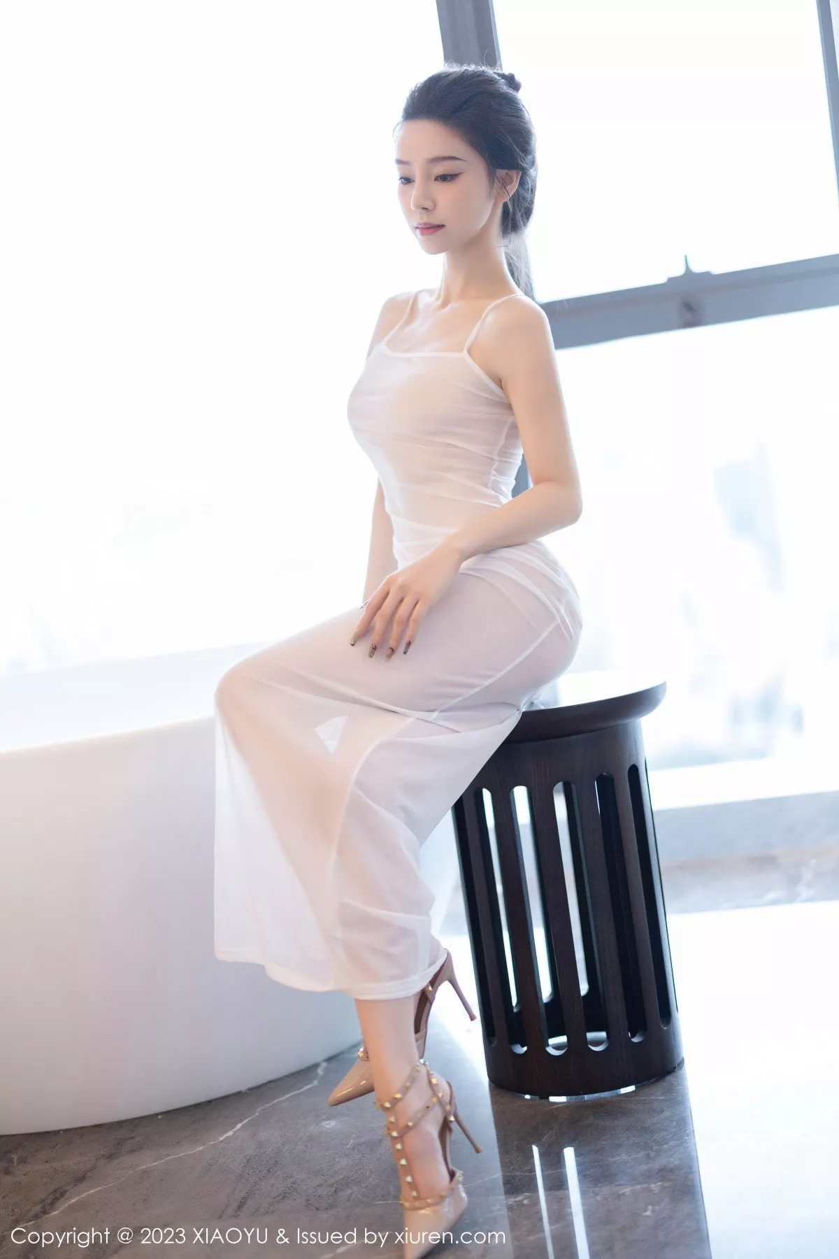 秀人集.com_[XiaoYu画语界]Vol.1152_模特苏曼兮性感米色服饰配白色丝袜+白色薄纱长裙迷人诱惑写真83P