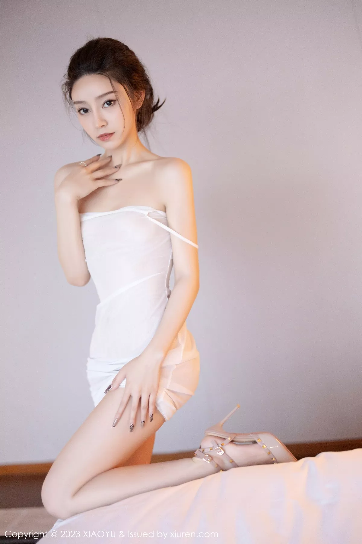 秀人集.com_[XiaoYu画语界]Vol.1152_模特苏曼兮性感米色服饰配白色丝袜+白色薄纱长裙迷人诱惑写真83P