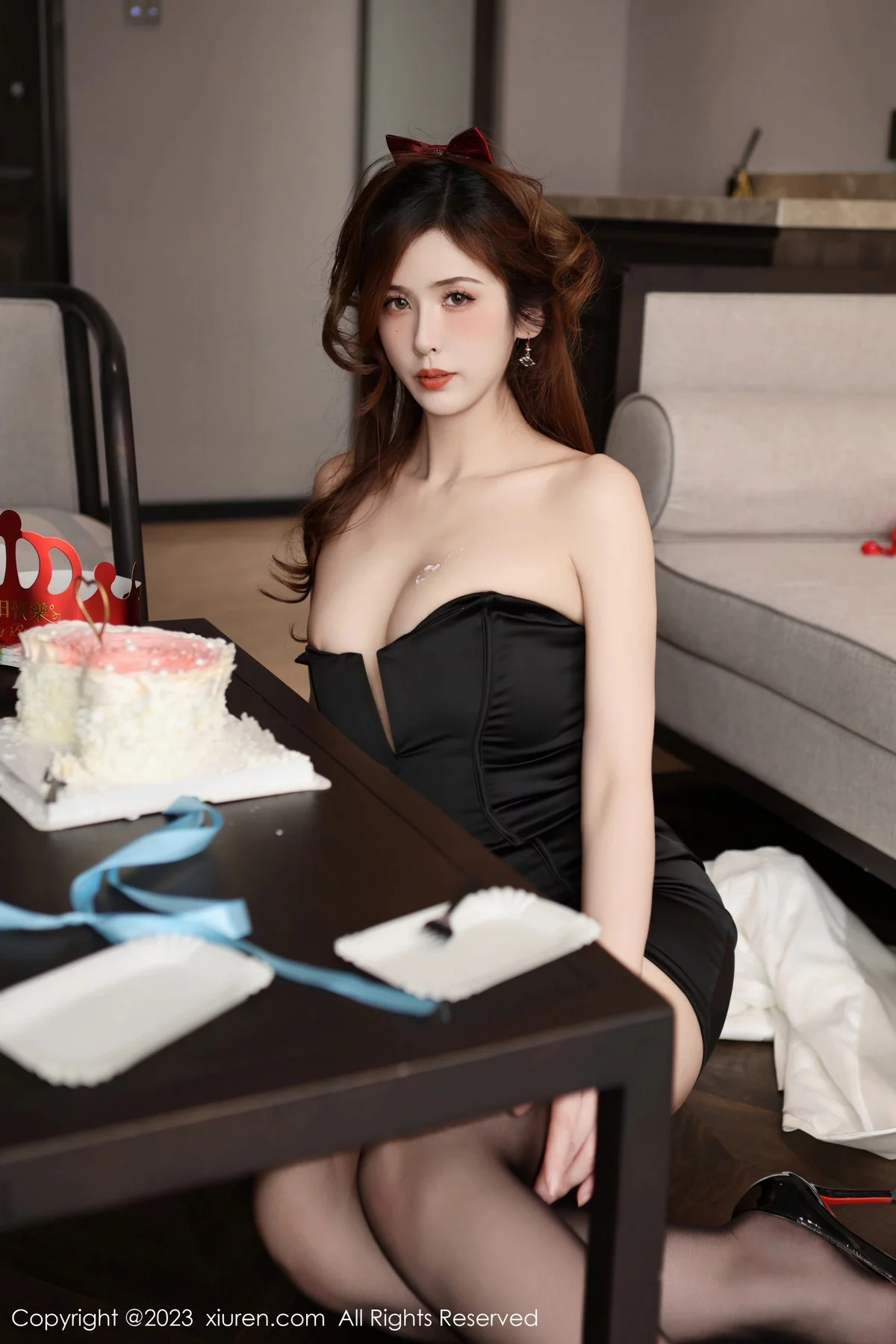 秀人集.com_[XiuRen秀人网]No.7872_模特月野兔美妞性感黑色连衣短裙配黑丝袜秀曼妙身姿诱惑写真75P