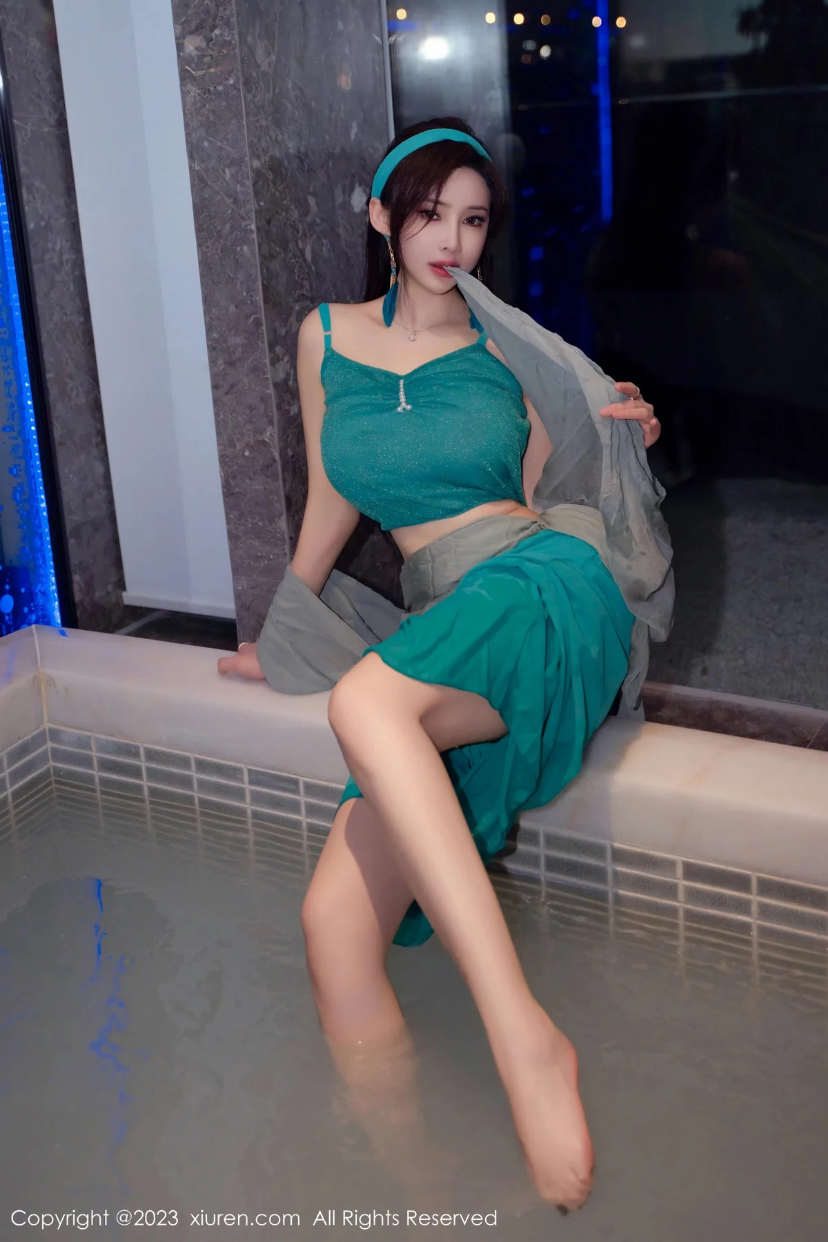 秀人集.com_[XiuRen秀人网]No.7886_女神Carol周妍希温泉主题性感墨绿服饰秀丰满身材迷人诱惑写真58P