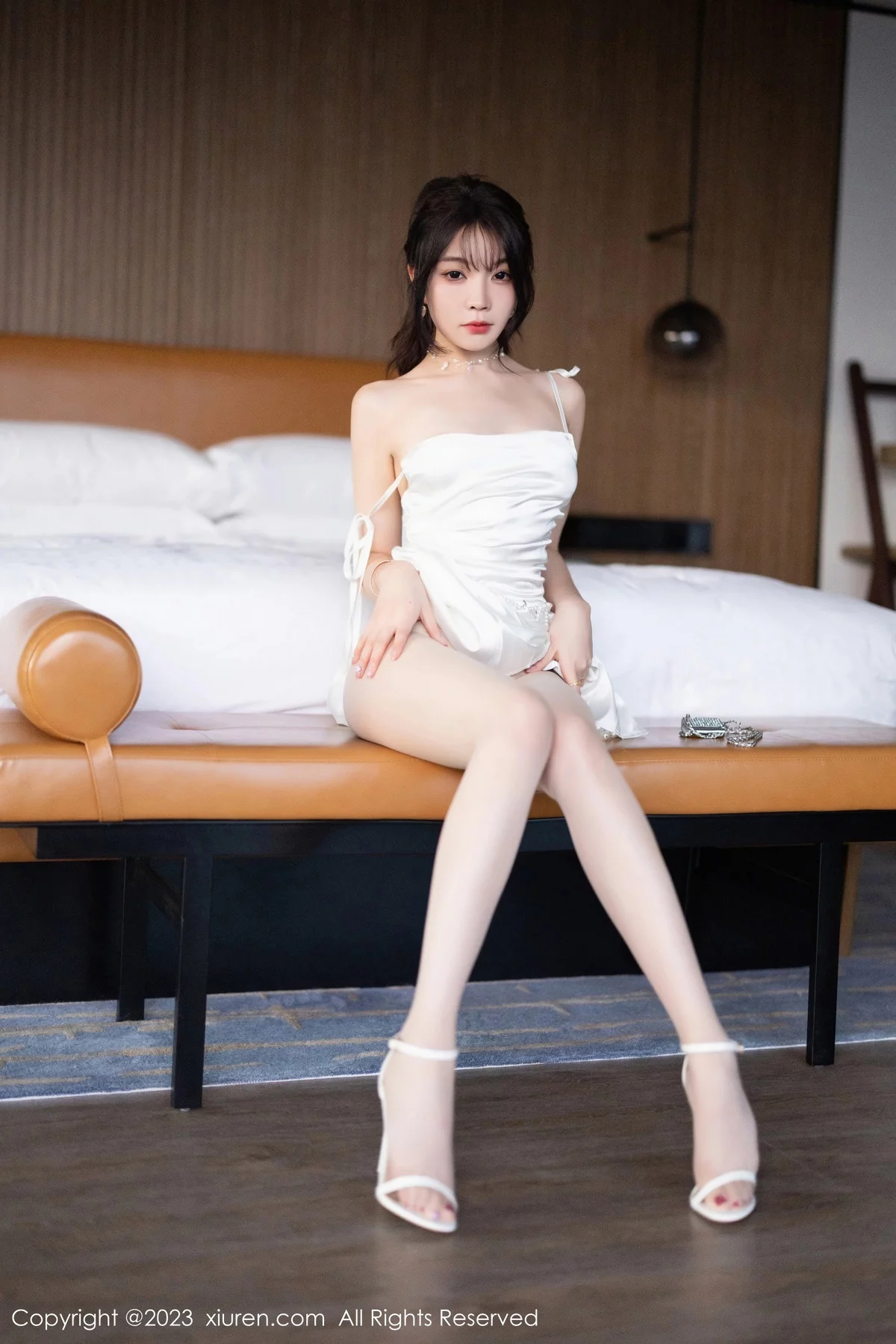 秀人集.com_[XiuRen秀人网]No.7889_女神徐莉芝Booty白色露肩礼裙配原色丝袜秀曼妙身姿诱惑写真100P