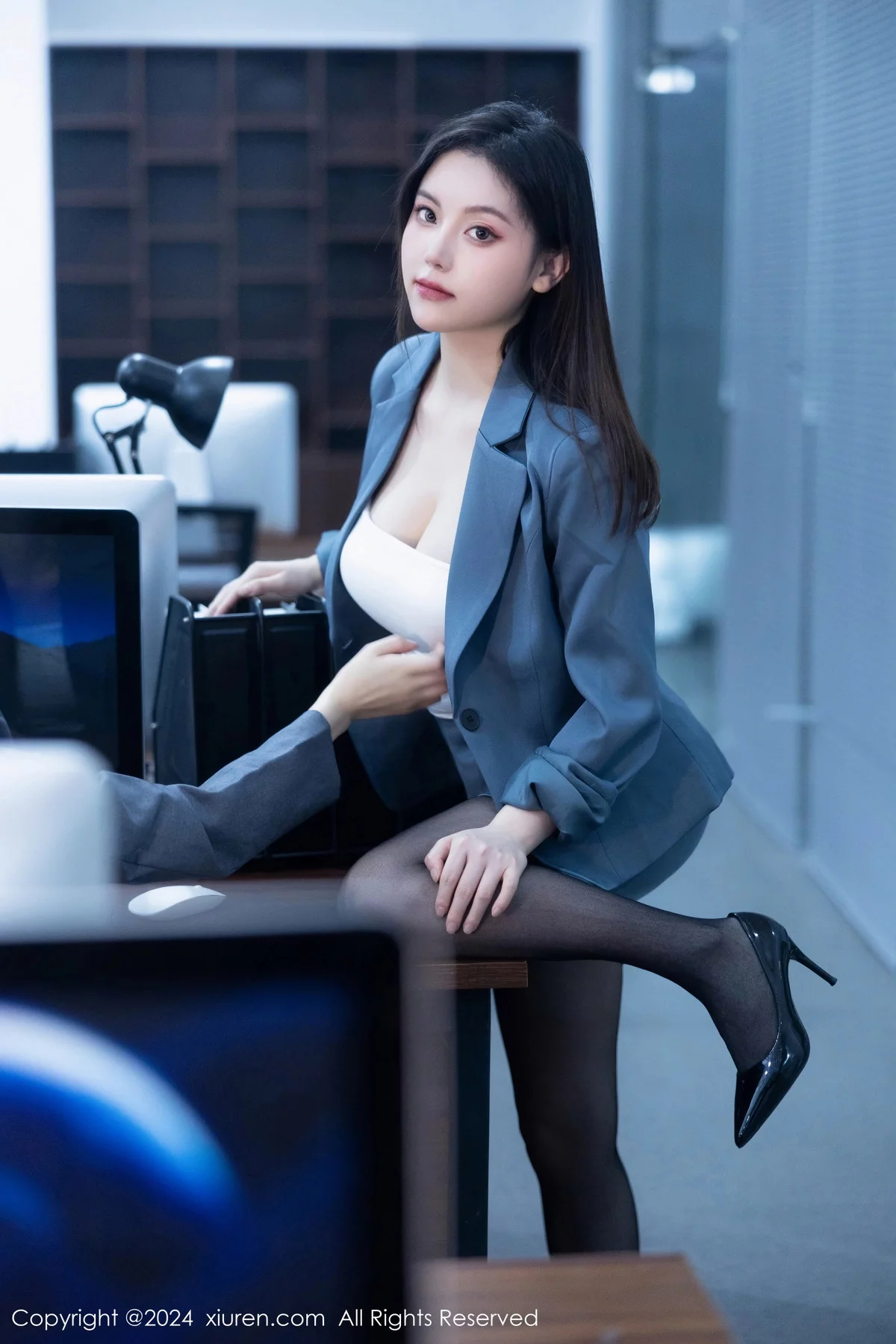 秀人集.com_[XiuRen秀人网]No.7923_模特合集公司场景豆瓣酱性感OL装扮配超薄黑丝完美诱惑写真104P