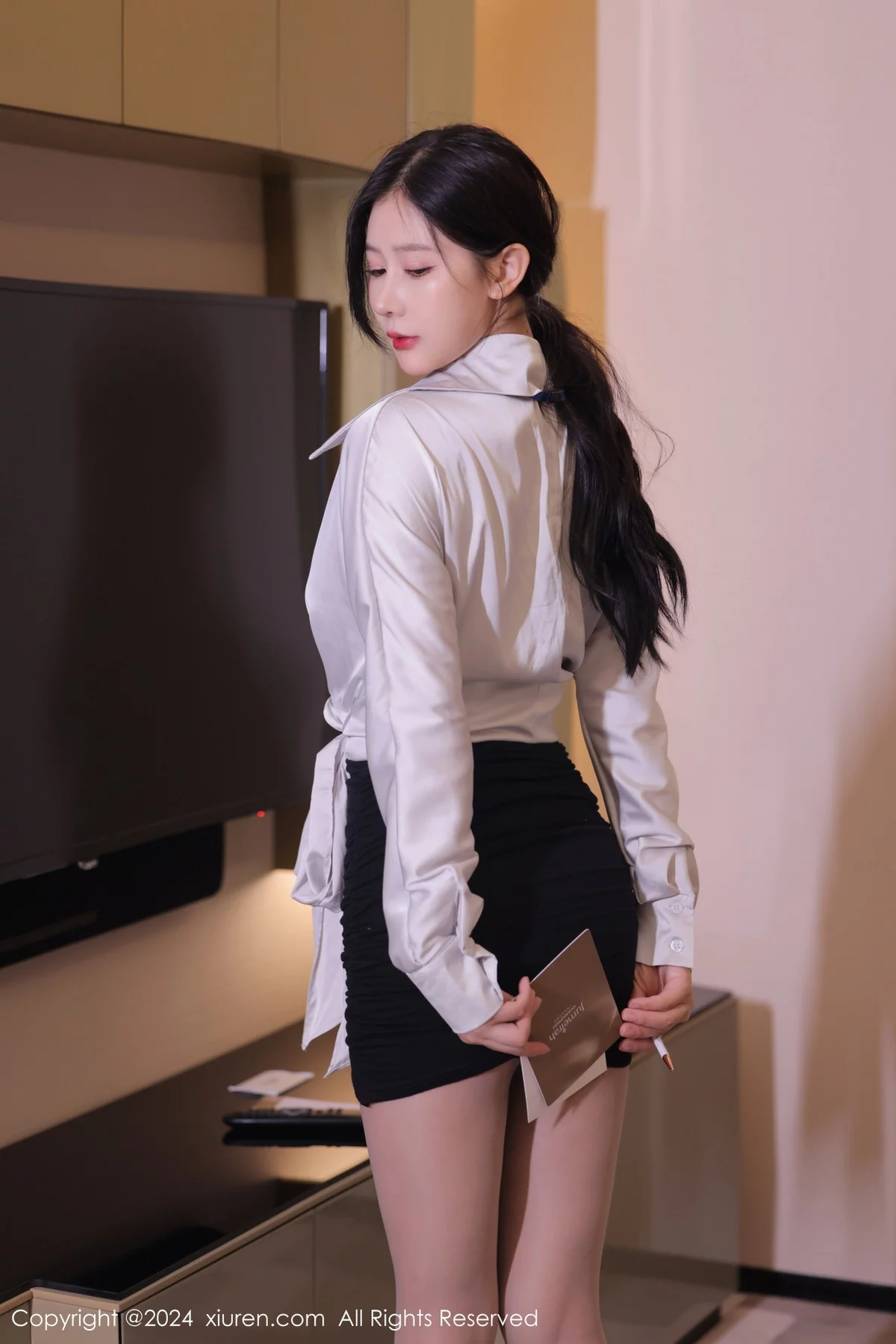 秀人集.com_[XiuRen秀人网]No.7926_模特尹甜甜浅色衬衫配黑短裙露性感内衣超薄灰丝秀翘臀诱惑写真72P