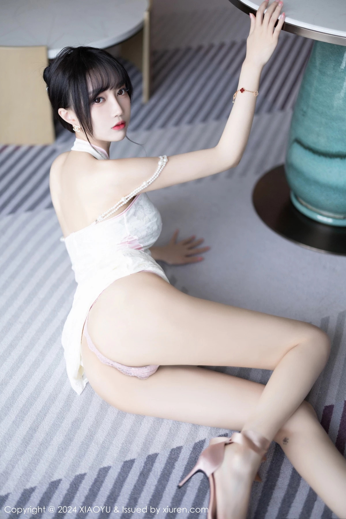 秀人集.com_[XiaoYu画语界]Vol.1186_模特玥儿玥er性感白色情趣旗袍配原色丝袜秀曼妙身姿诱惑写真83P