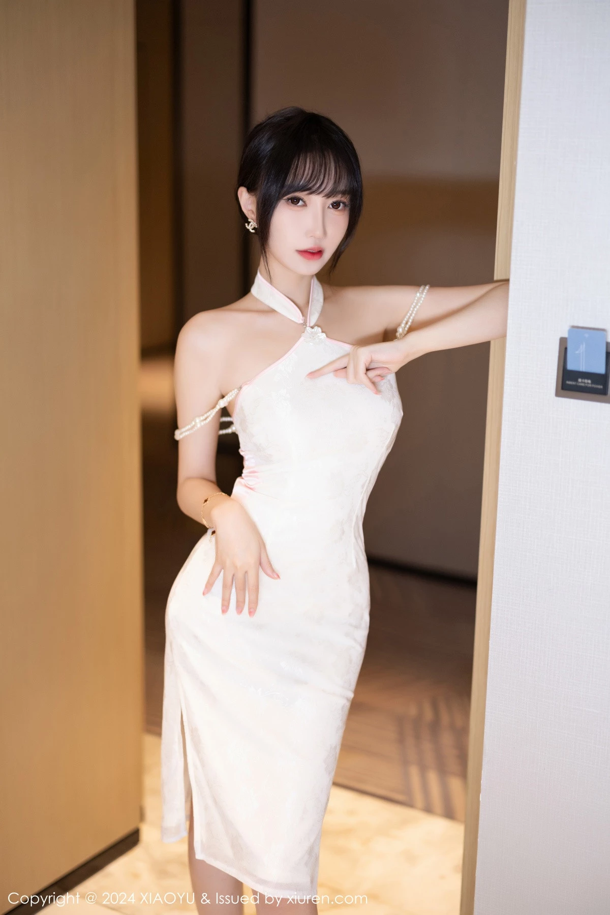 秀人集.com_[XiaoYu画语界]Vol.1186_模特玥儿玥er性感白色情趣旗袍配原色丝袜秀曼妙身姿诱惑写真83P
