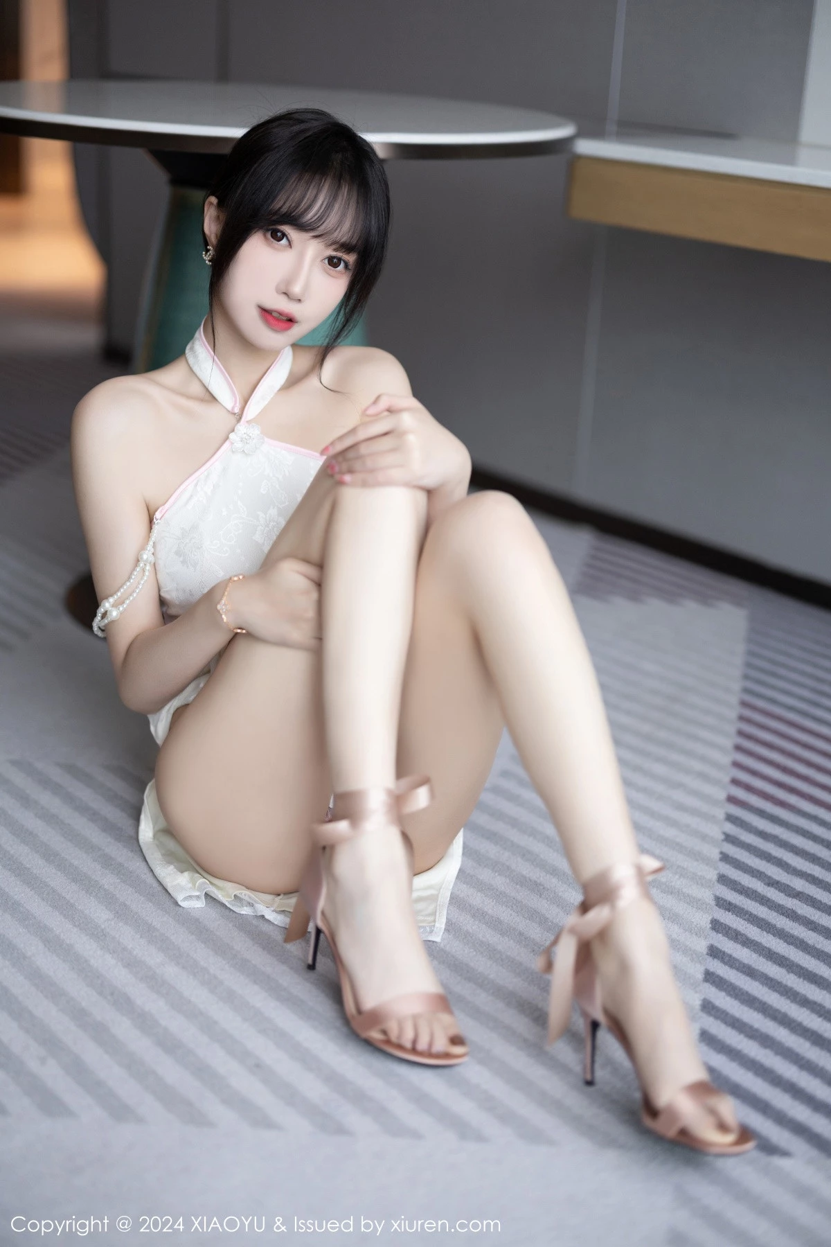 秀人集.com_[XiaoYu画语界]Vol.1186_模特玥儿玥er性感白色情趣旗袍配原色丝袜秀曼妙身姿诱惑写真83P