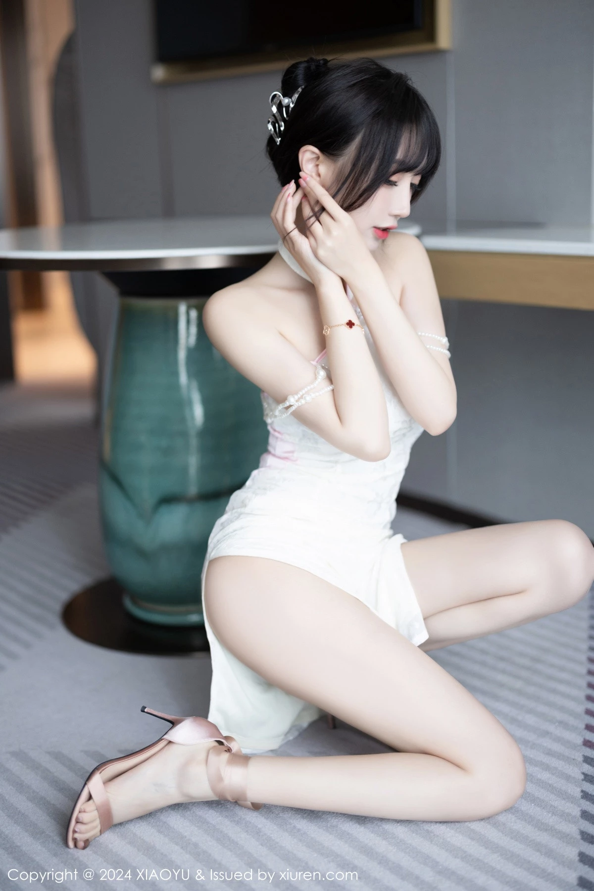 秀人集.com_[XiaoYu画语界]Vol.1186_模特玥儿玥er性感白色情趣旗袍配原色丝袜秀曼妙身姿诱惑写真83P