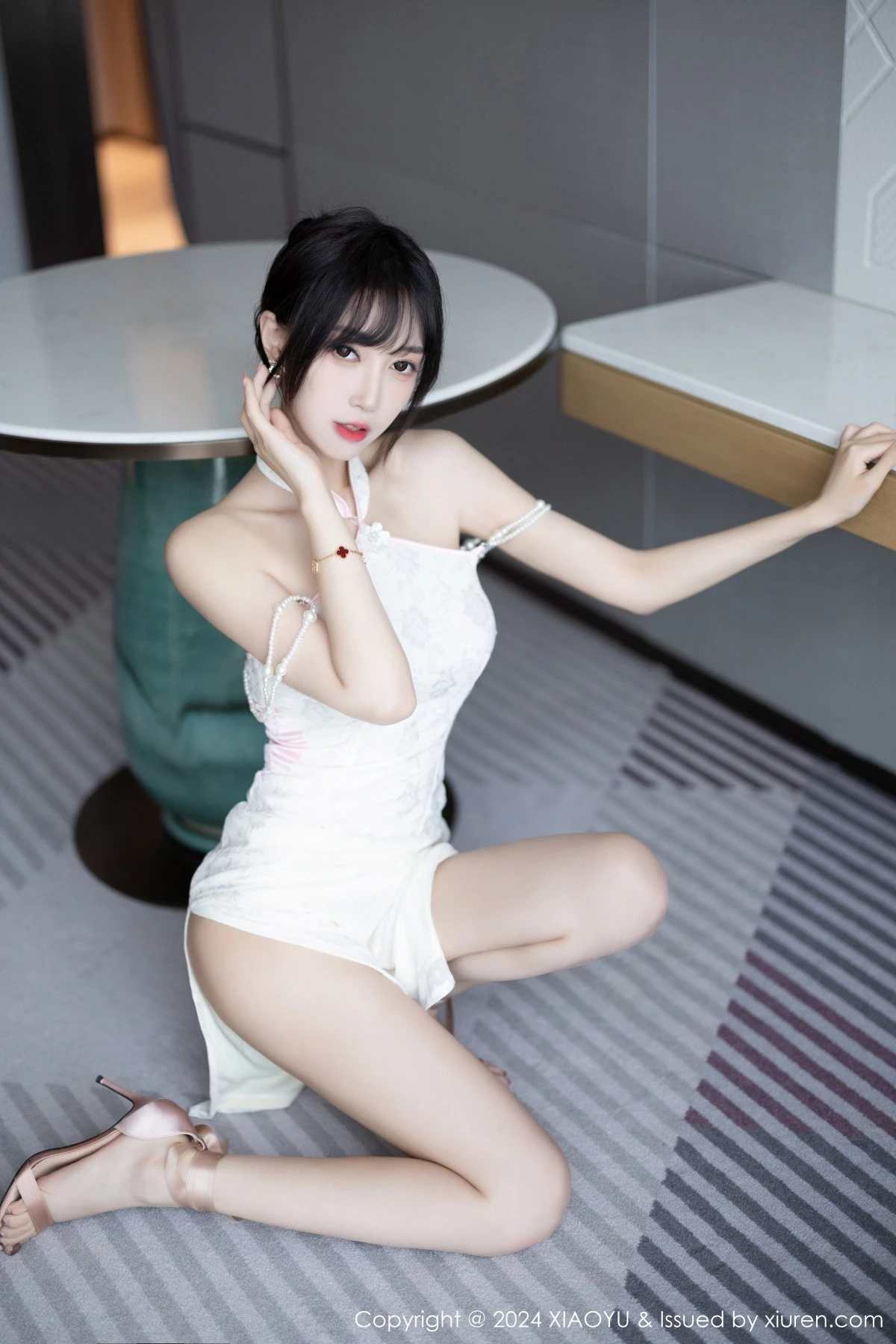 秀人集.com_[XiaoYu画语界]Vol.1186_模特玥儿玥er性感白色情趣旗袍配原色丝袜秀曼妙身姿诱惑写真83P