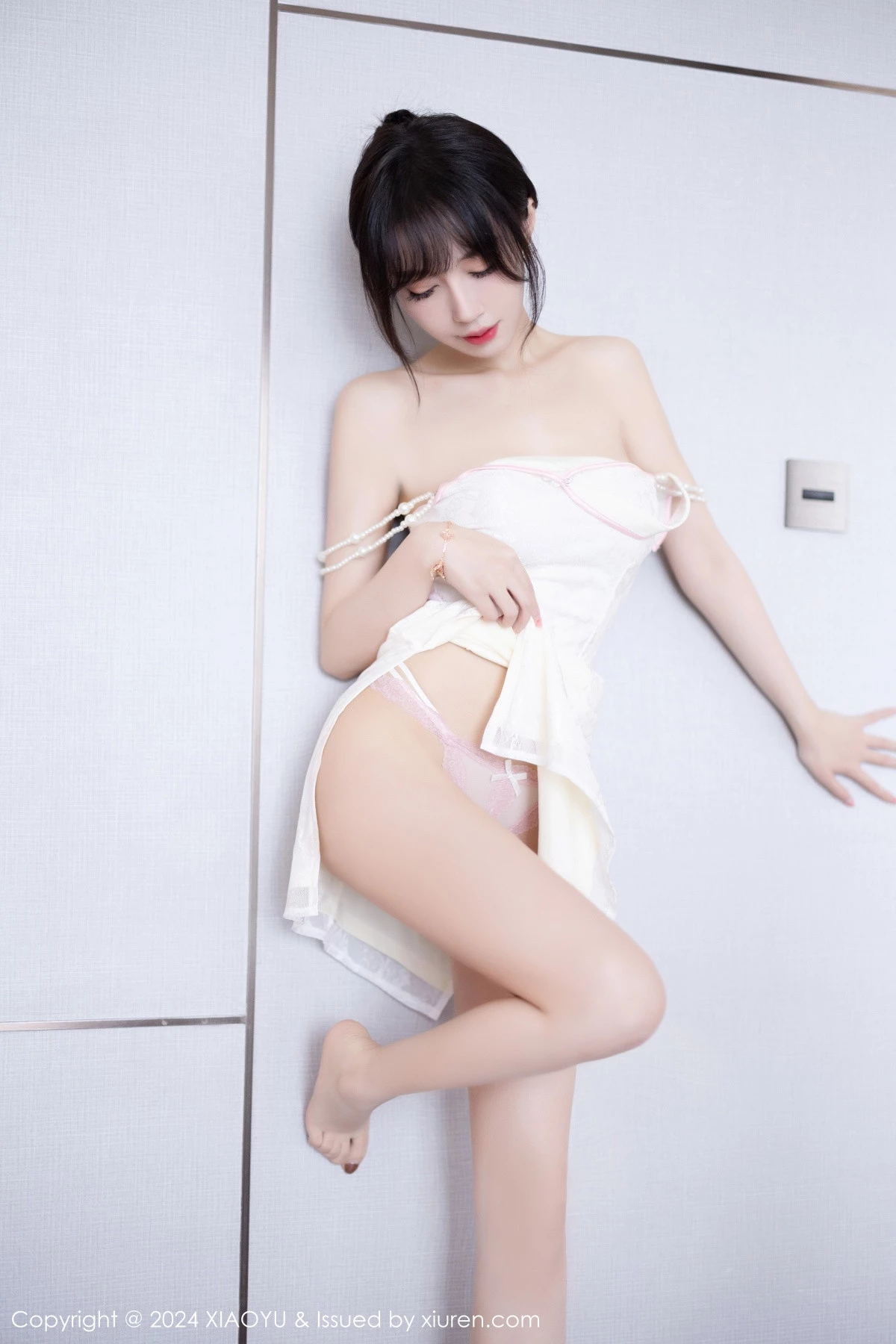 秀人集.com_[XiaoYu画语界]Vol.1186_模特玥儿玥er性感白色情趣旗袍配原色丝袜秀曼妙身姿诱惑写真83P