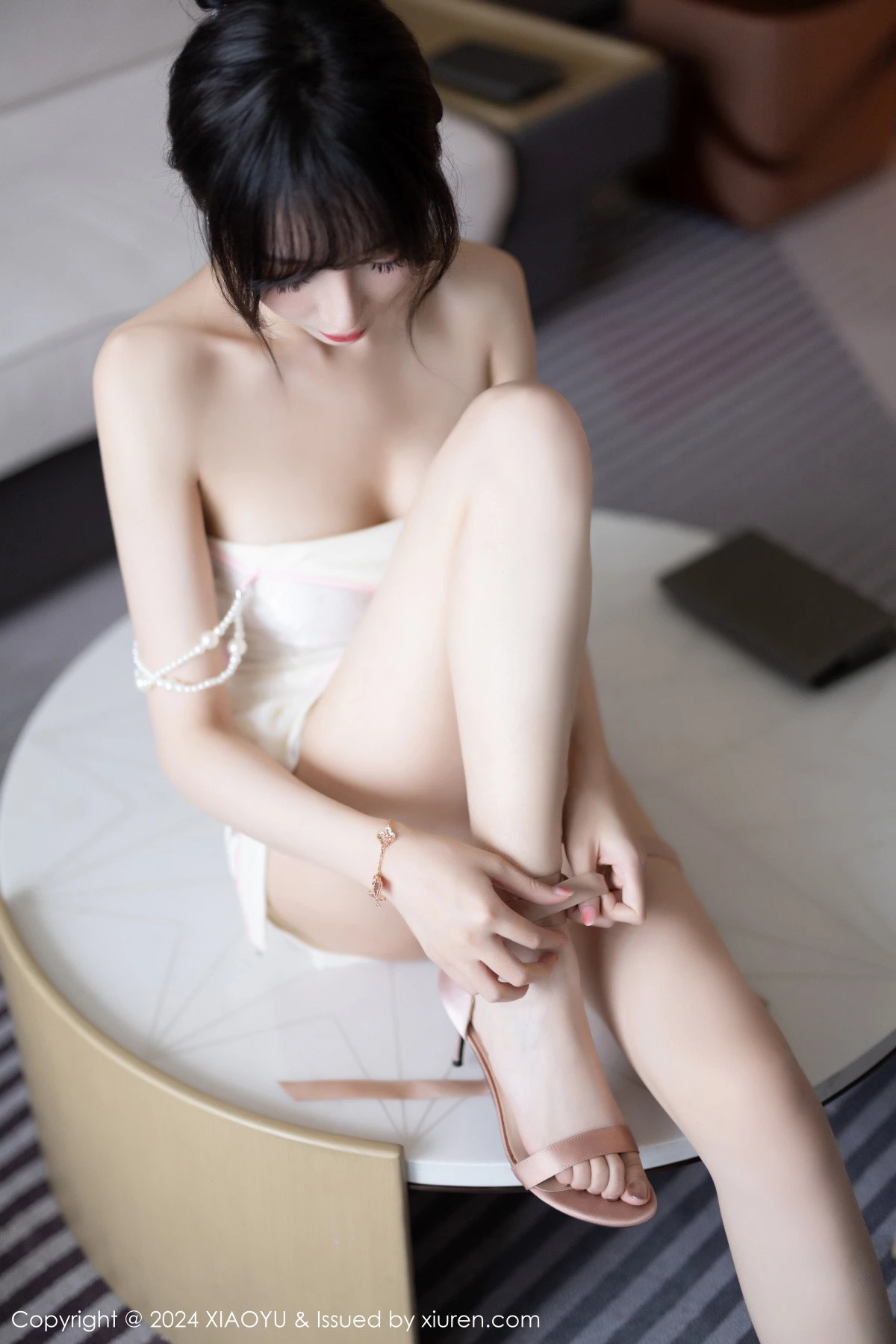秀人集.com_[XiaoYu画语界]Vol.1186_模特玥儿玥er性感白色情趣旗袍配原色丝袜秀曼妙身姿诱惑写真83P