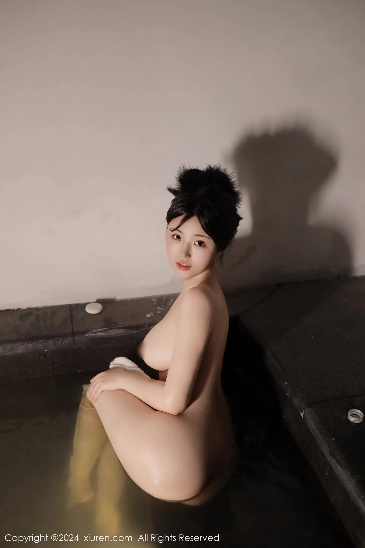 秀人集.com_[XiuRen秀人网]No.7977_新人模特陈小花温泉场景性感白色浴巾裹身秀惹火身材诱惑写真58P